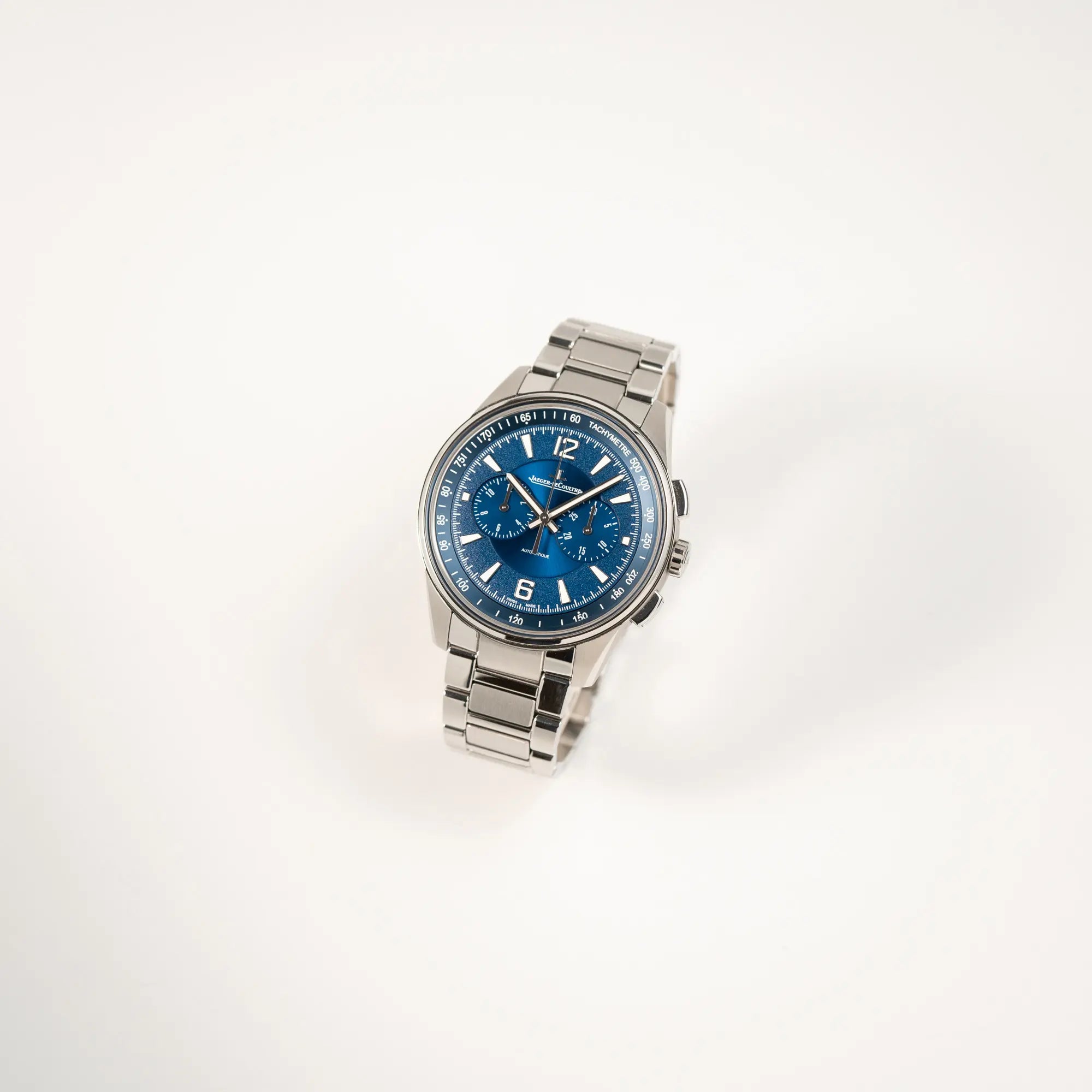 Leicht schräge Ansicht der Jaeger-LeCoultre Polaris Chronograph aus 2022 mit blauem Zifferblatt in einem 42mm Gehäuse am Stahlband