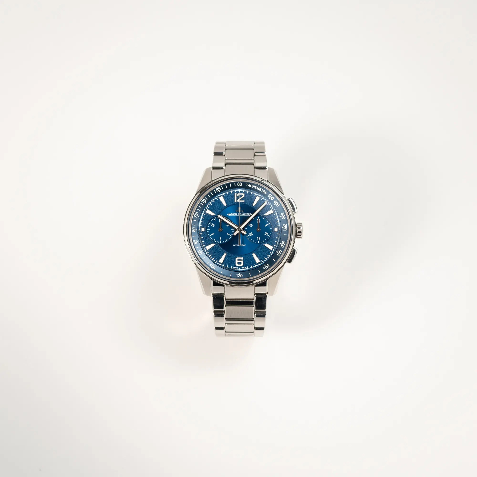 Frontale Ansicht der Jaeger-LeCoultre Polaris Chronograph aus 2022 mit blauem Zifferblatt in einem 42mm Gehäuse am Stahlband