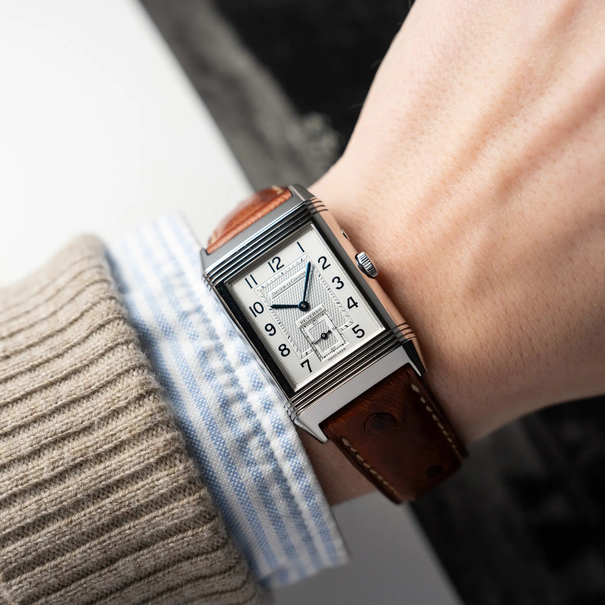 Wristshot mit der JLC Reverso Duoface 270.8.54 am braunen Lederband