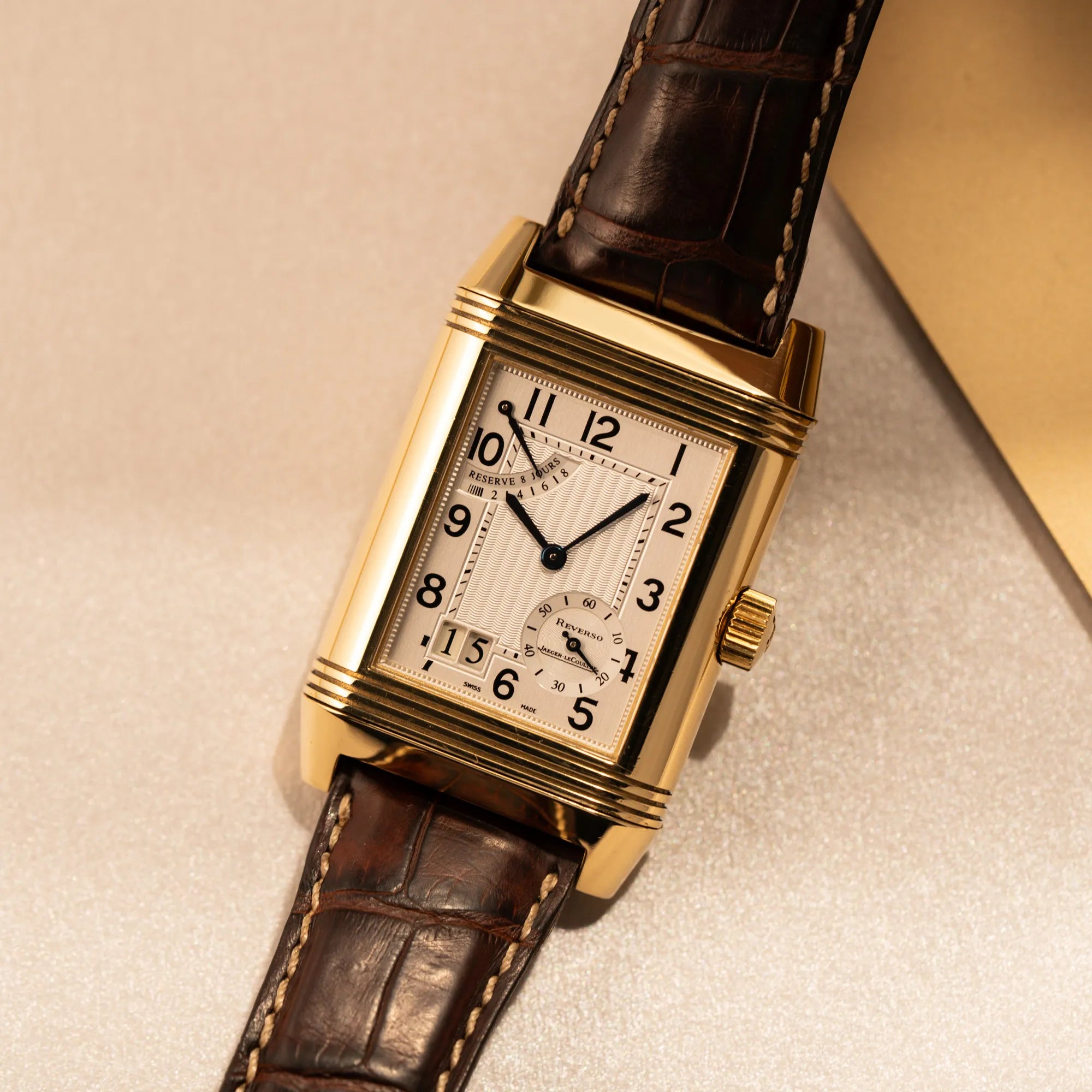 Jaeger-LeCoultre Reverso Grande Date der Referenz 240.1.15 mit einem Gelbgold-Gehäuse am braunen Lederband mitPwer-Reserver-Anzeige, Großdatum und kleiner Sekunde