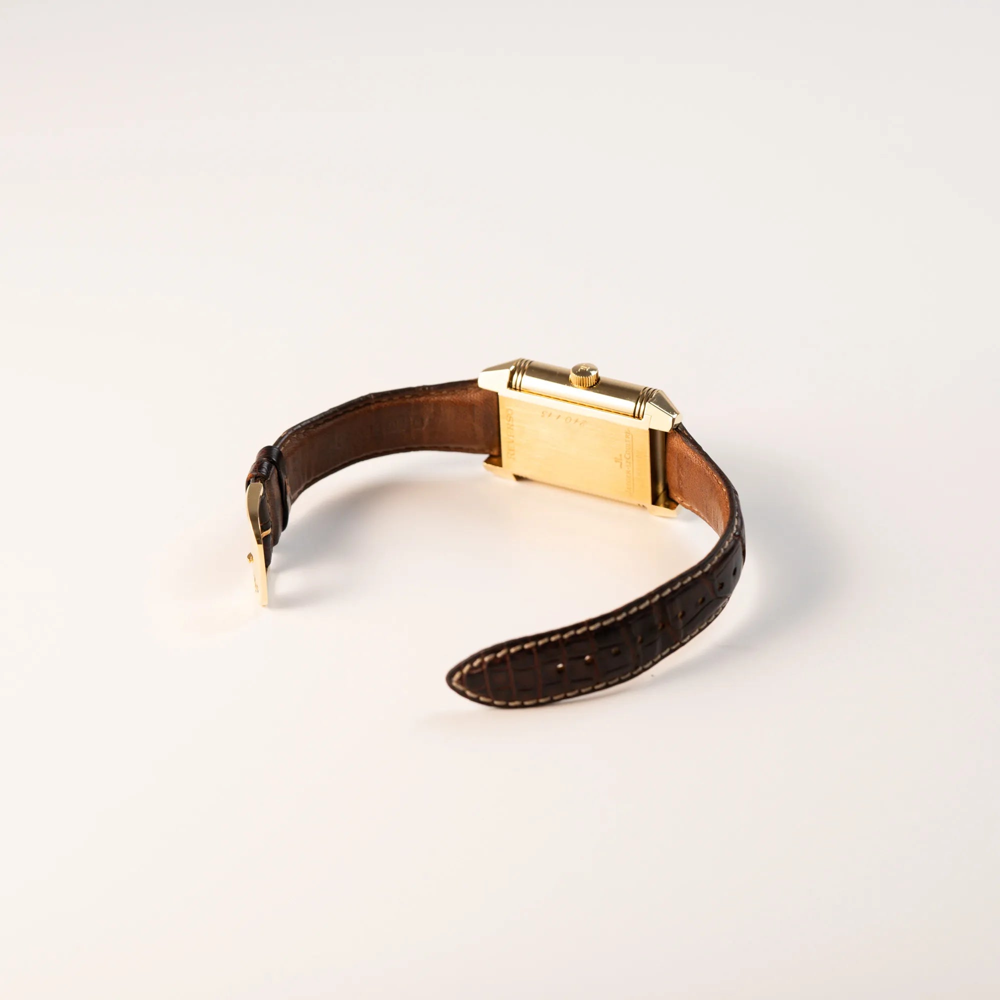 Geöffnete Dornschließe der Jaeger-LeCoultre Reverso Grande Date der Referenz 240.1.15 mit einem Gelbgold-Gehäuse am braunen Lederband