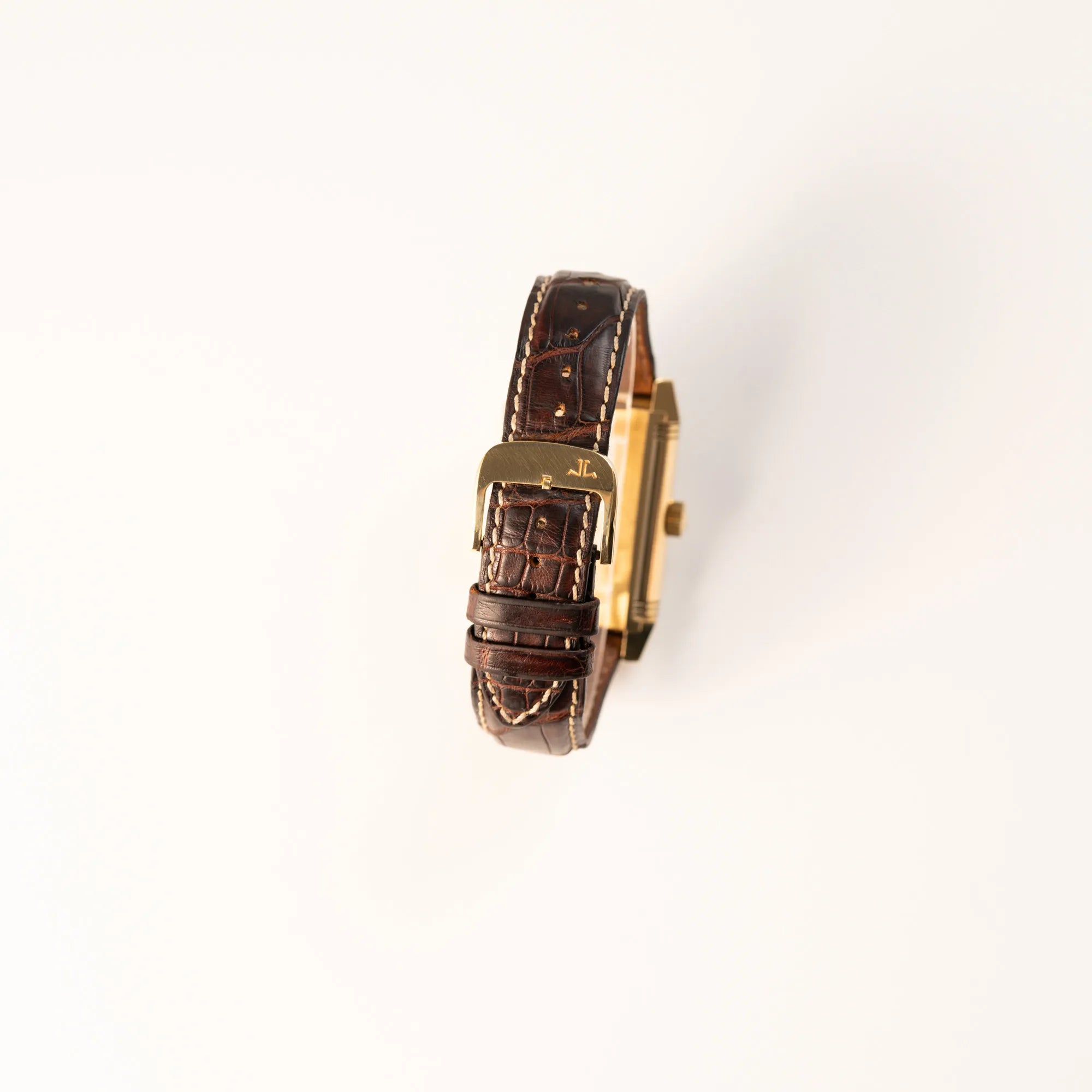 Blick auf das braune Lederband mit originaler JLC Schliesse von der Jaeger-LeCoultre Reverso Grande Date der Referenz 240.1.15 mit einem Gelbgold-Gehäuse