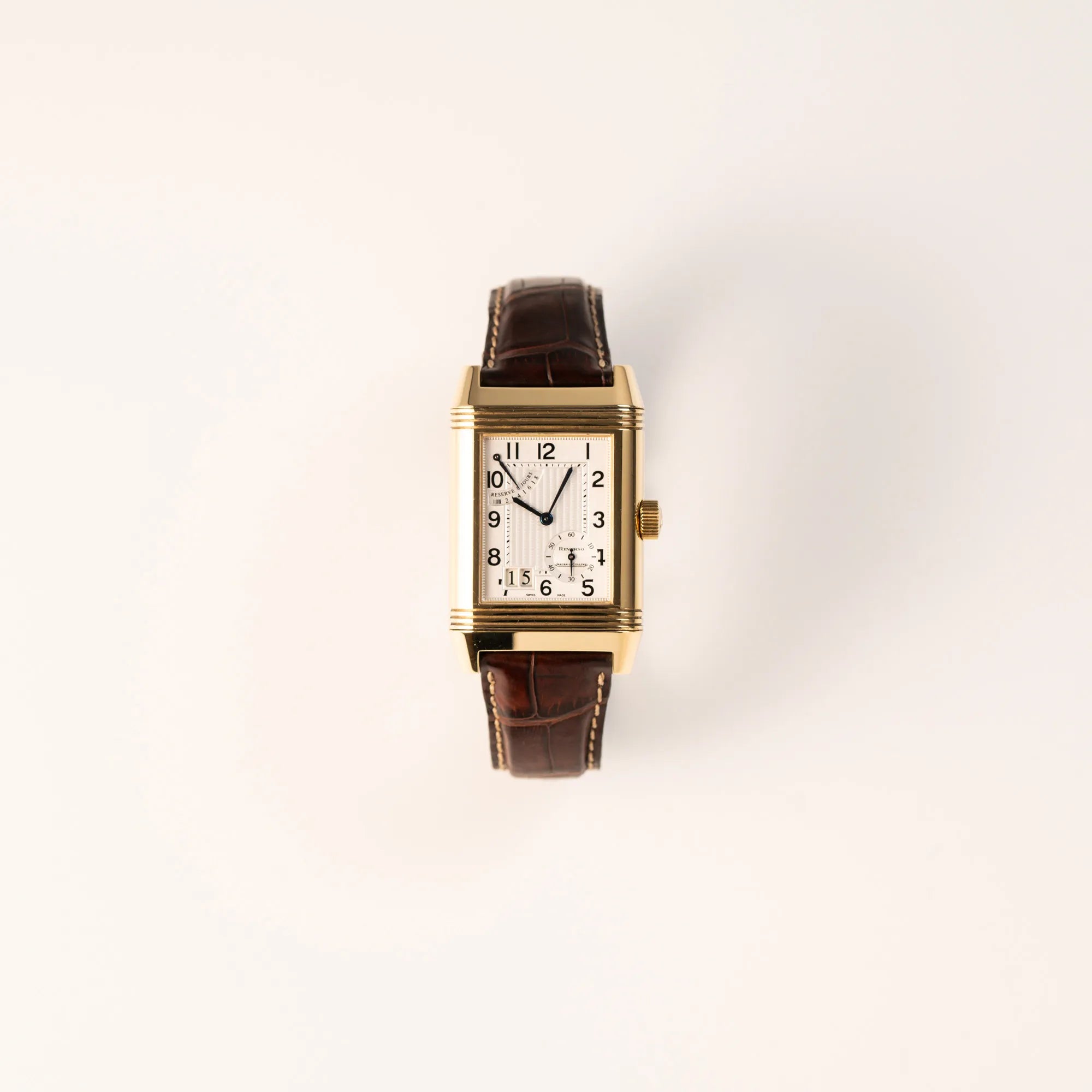 Frontale Ansicht der Jaeger-LeCoultre Reverso Grande Date der Referenz 240.1.15 mit einem Gelbgold-Gehäuse am braunen Lederband