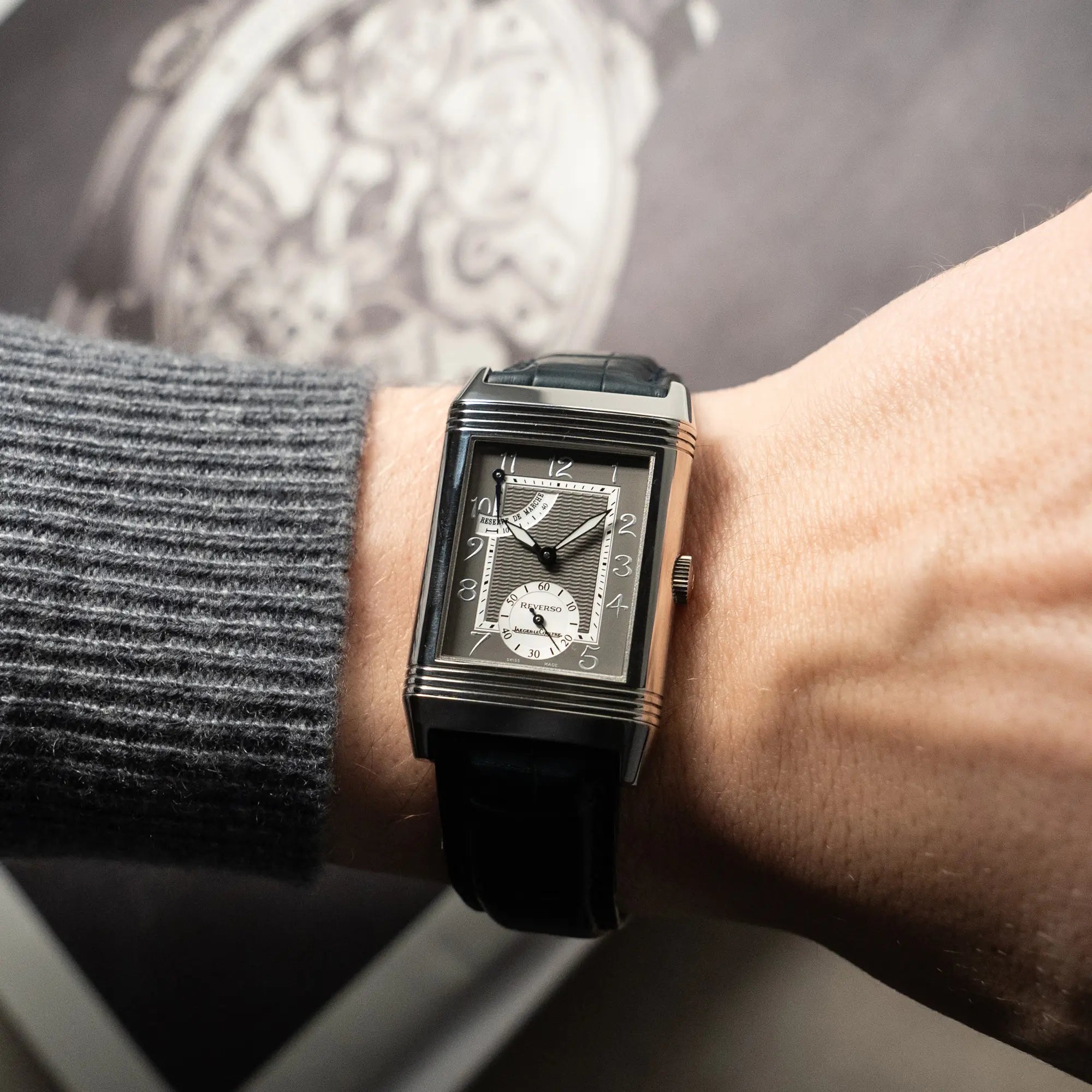 Wristhot mit der Jaeger LeCoultre Reverso "Reserve de Marche" mit Platingehäuse am Lederband