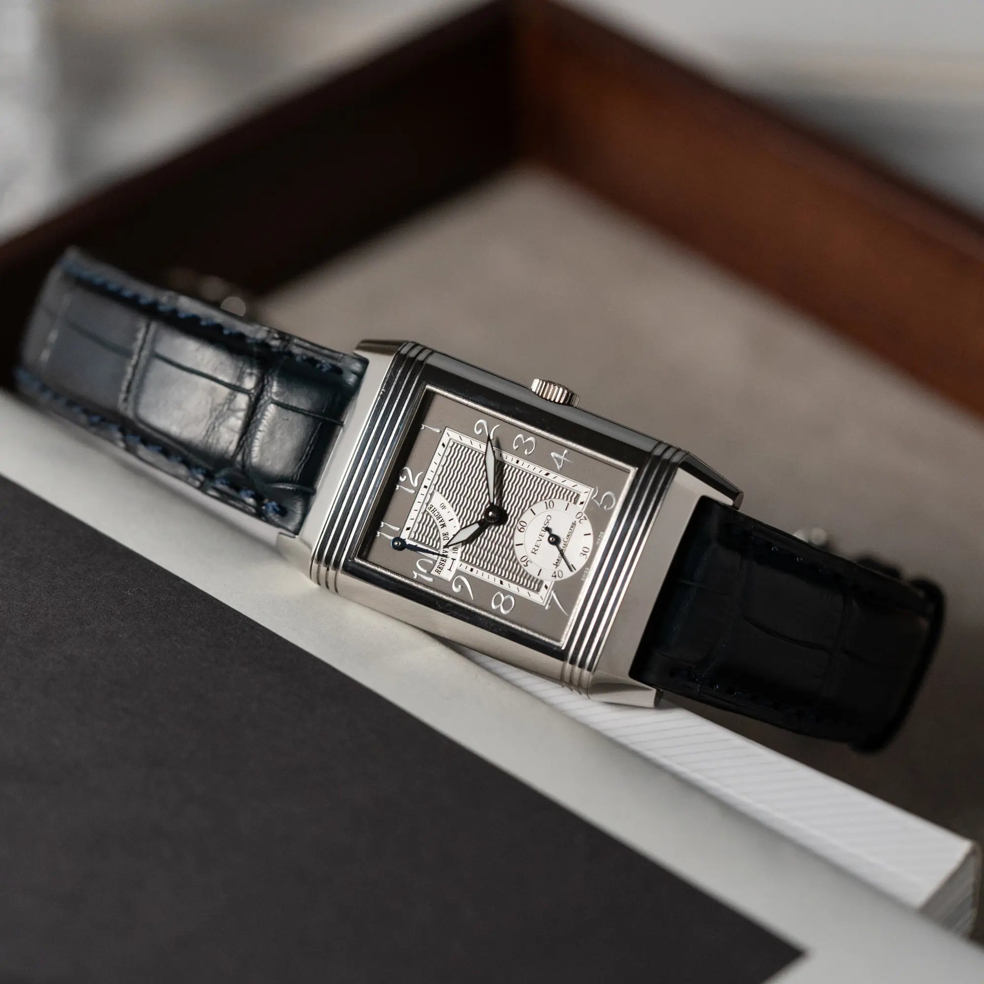Produktfotografie der Jaeger LeCoultre Reverso "Reserve de Marche" mit Platingehäuse am Lederband