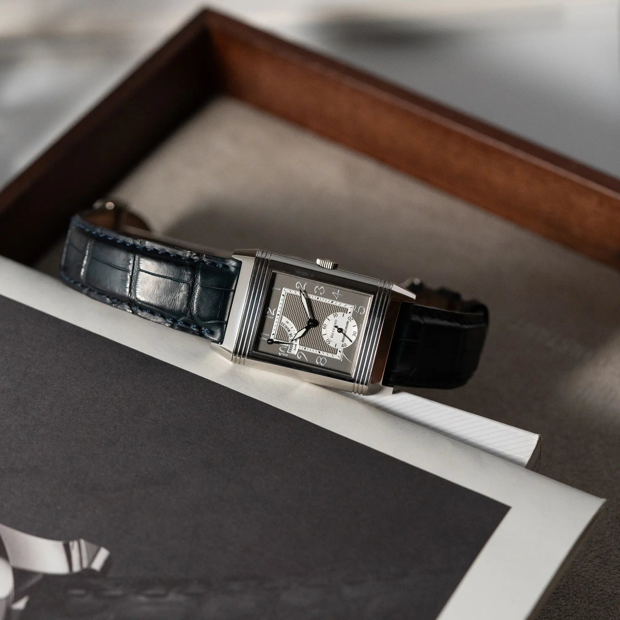 Produktfotografie der Jaeger LeCoultre Reverso "Reserve de Marche" mit Platingehäuse am Lederband