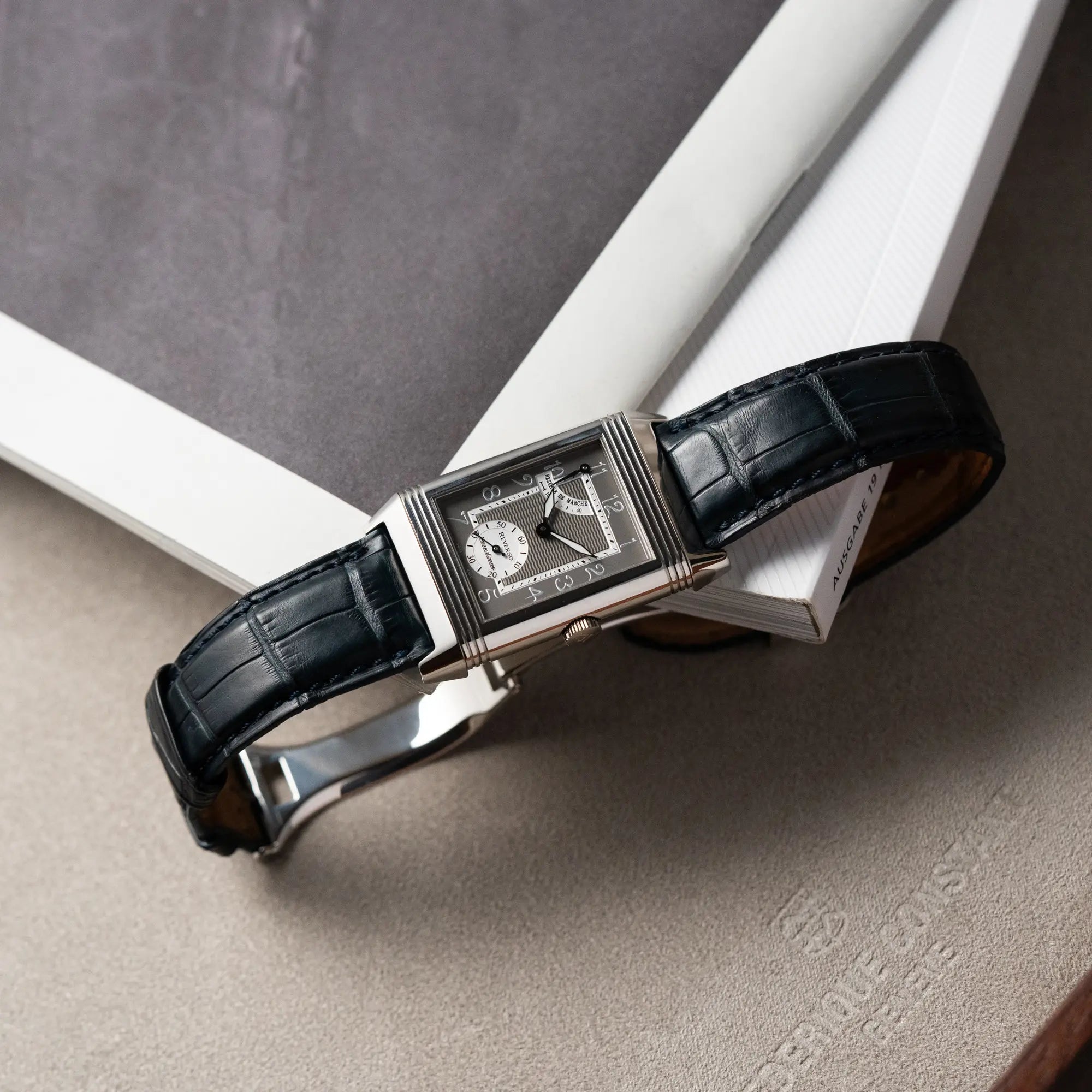 Produktfoto der Jaeger LeCoultre Reverso "Reserve de Marche" mit Platingehäuse am Lederband