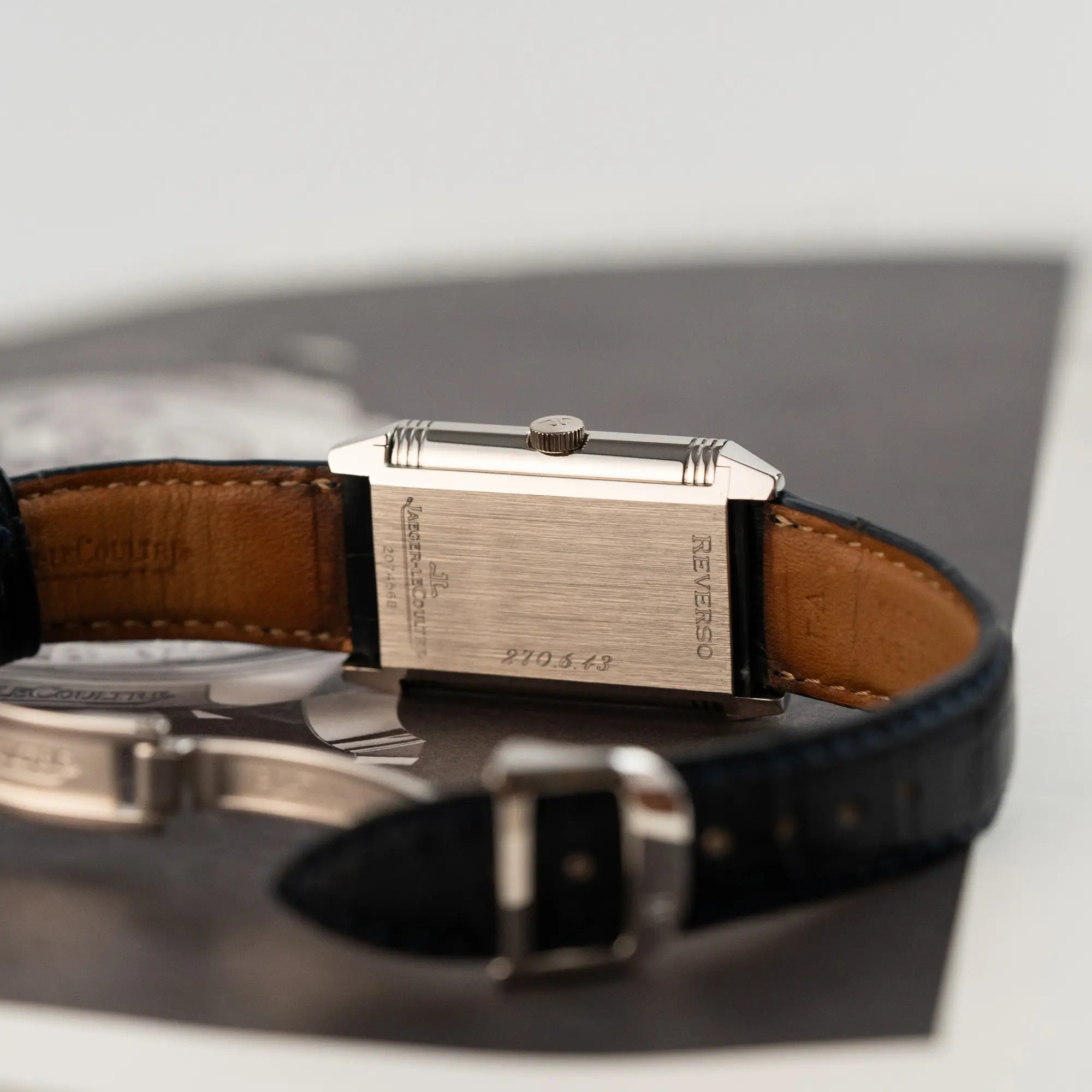 Gehäuseboden der der Jaeger LeCoultre Reverso "Reserve de Marche" mit Platingehäuse am Lederband mit der sichtbaren Referenz 270.6.43