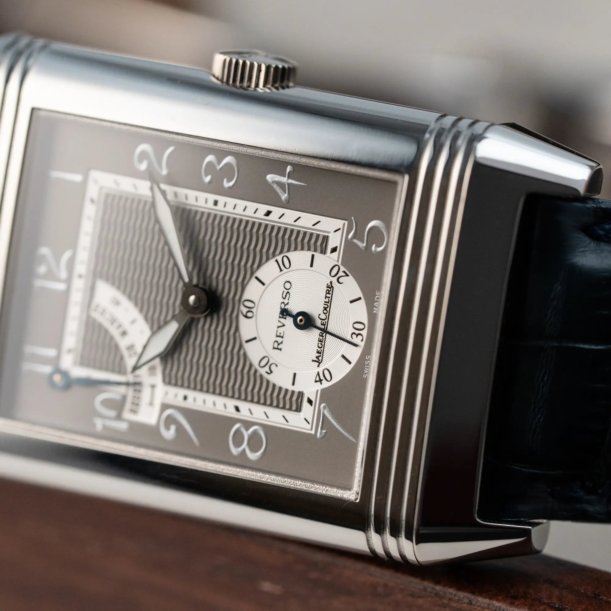Detailaufnahme der der Jaeger LeCoultre Reverso "Reserve de Marche" mit Platingehäuse am Lederband mit Fokus auf der kleinen Sekunde