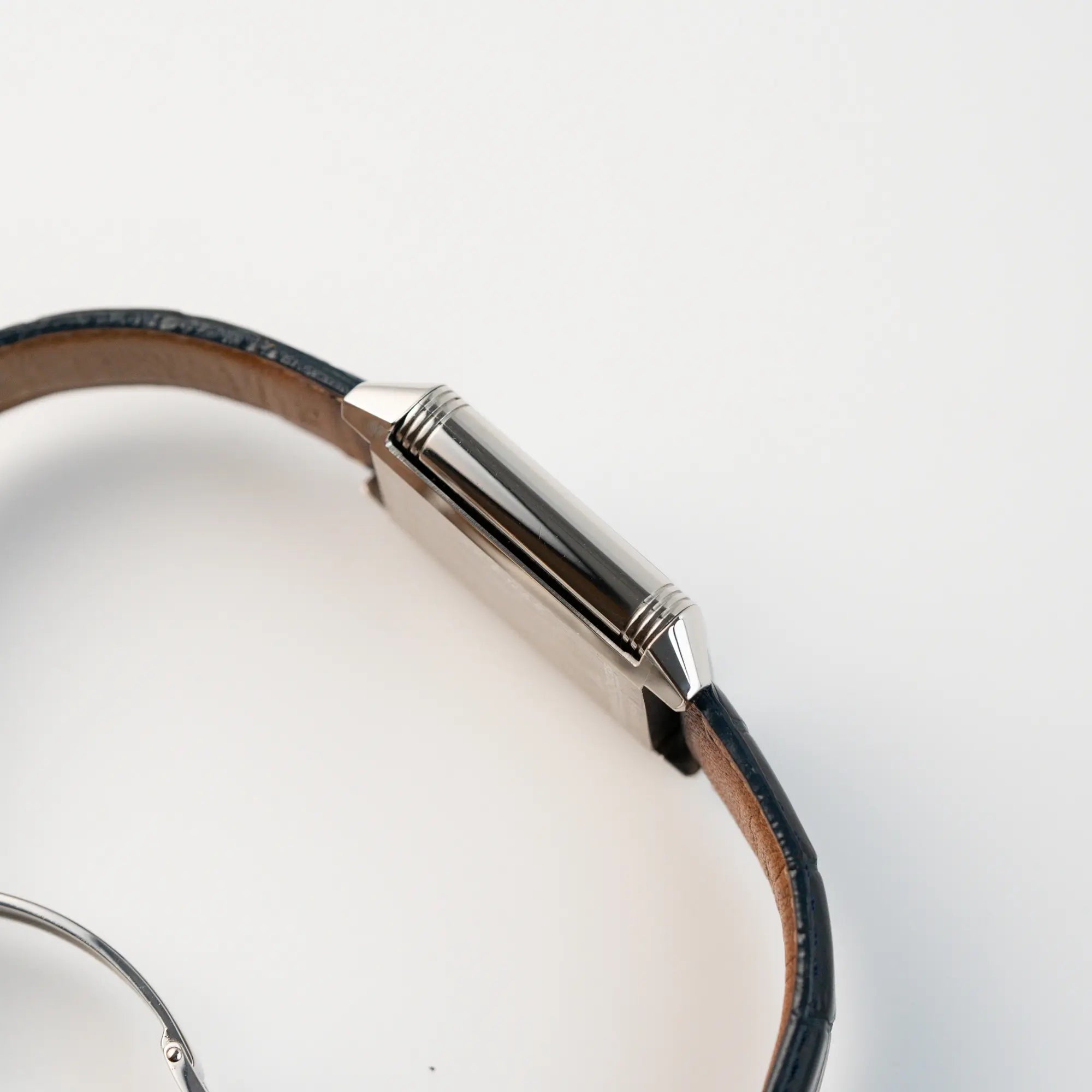 Seitliches Gehäuse der Jaeger LeCoultre Reverso "Reserve de Marche" mit Platingehäuse am Lederband