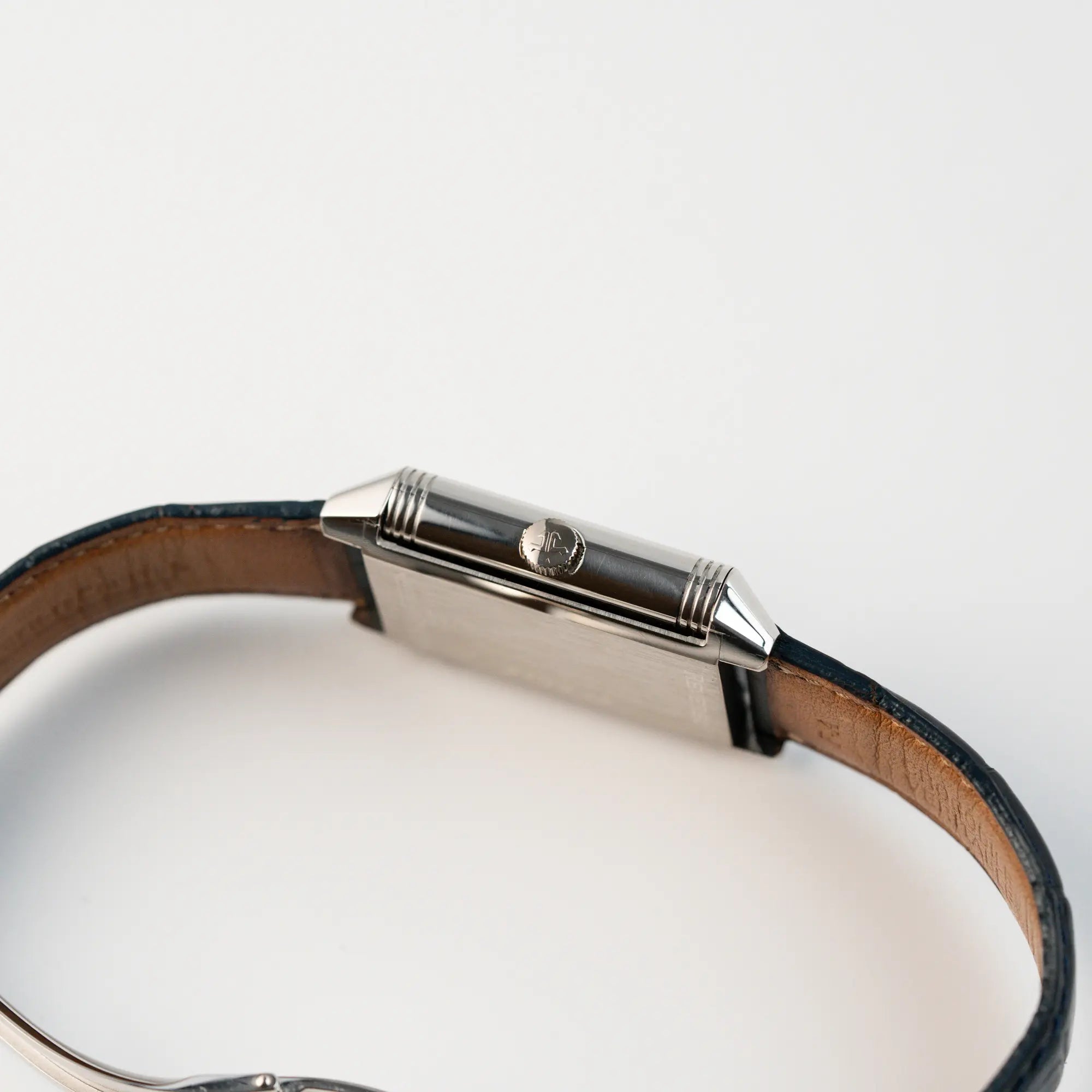 Seitliches Gehäuse der Jaeger LeCoultre Reverso "Reserve de Marche" mit Platingehäuse am Lederband