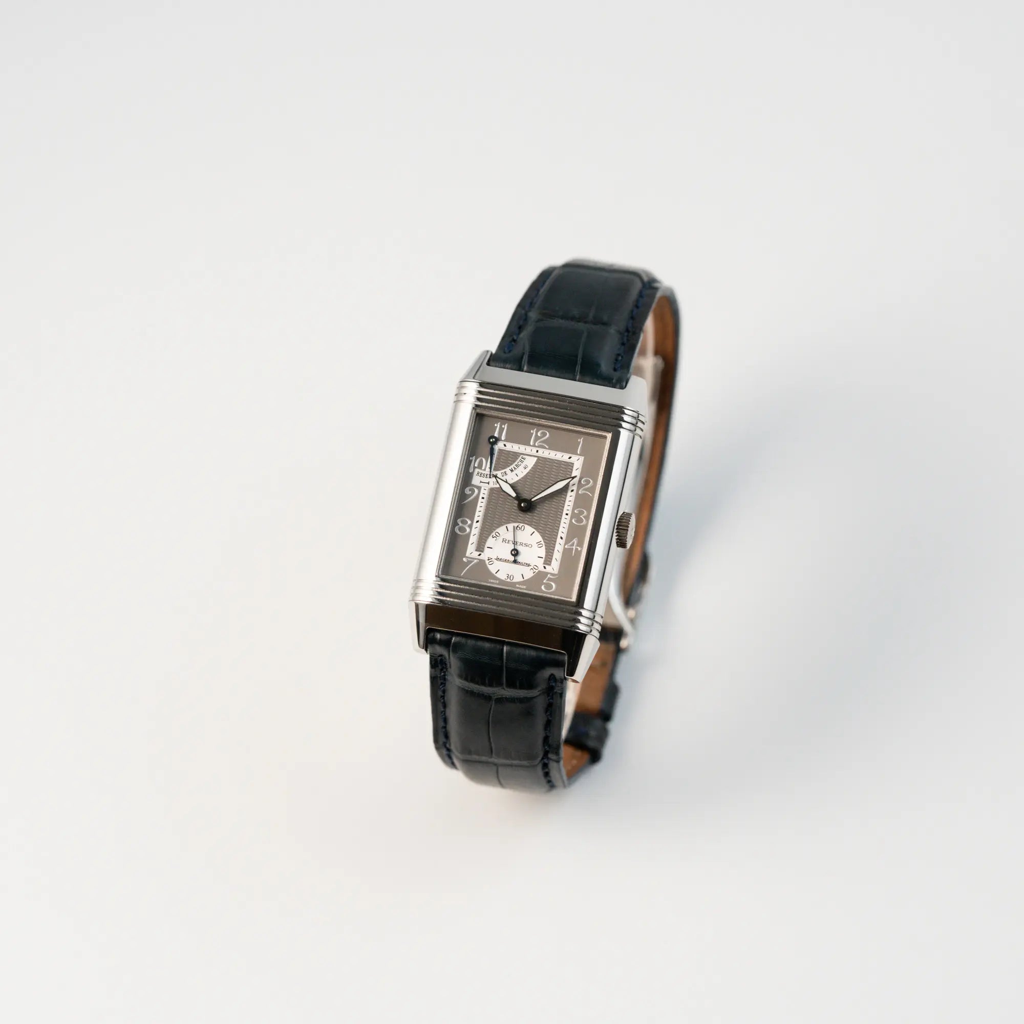 Leicht schräge Ansicht der Jaeger LeCoultre Reverso "Reserve de Marche" mit Platingehäuse am Lederband