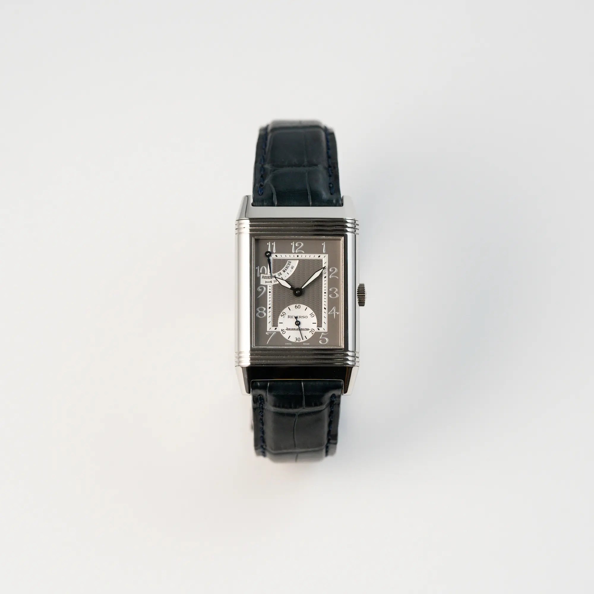 Frontale Ansicht der Jaeger LeCoultre Reverso "Reserve de Marche" mit Platingehäuse am Lederband