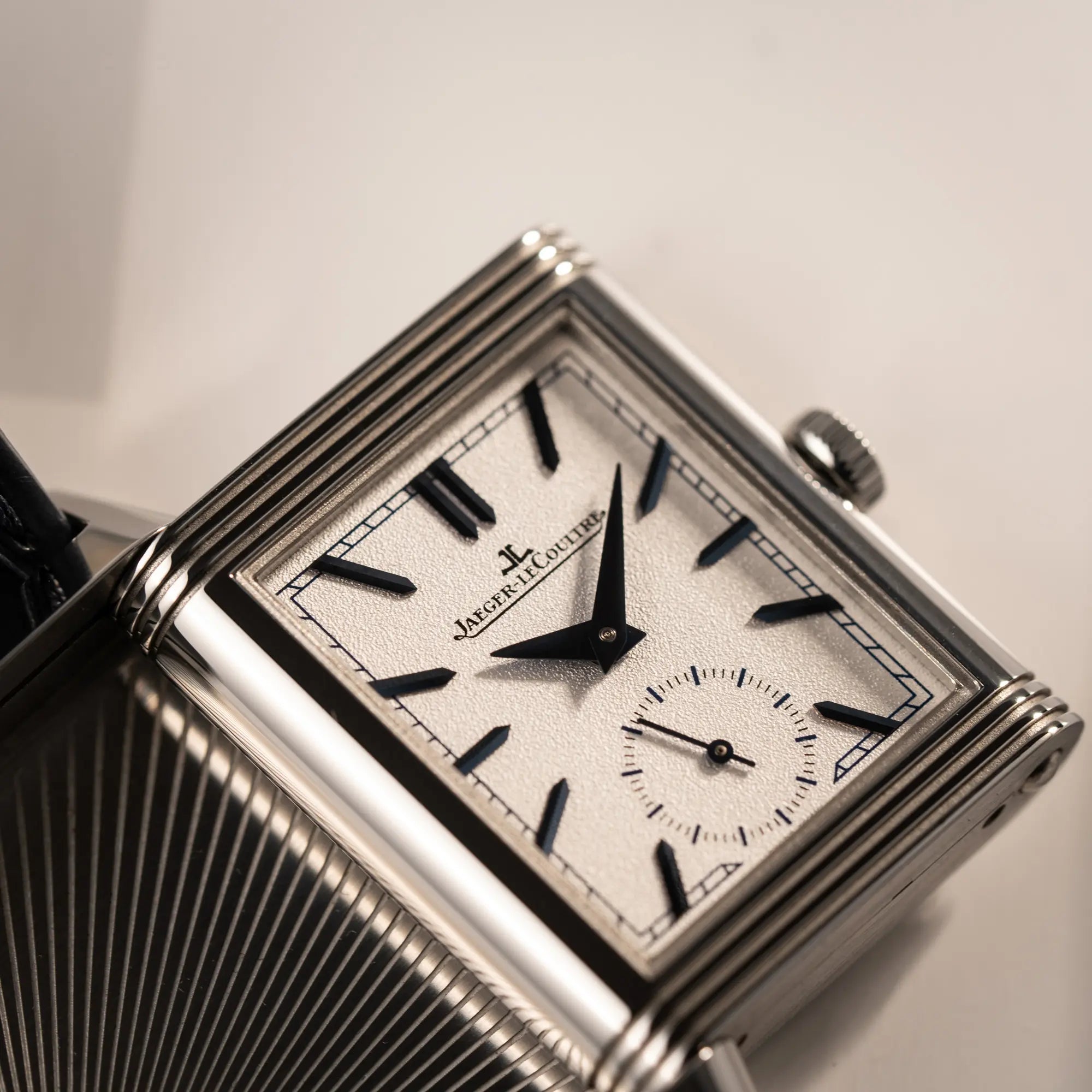 Detailaufnahme der Jaeger-LeCoultre Reverso Tribute Duoface Q3908420 an einem dunkelblauen Lederband zeigt die Struktur des weiß/silbernem Zifferblatts