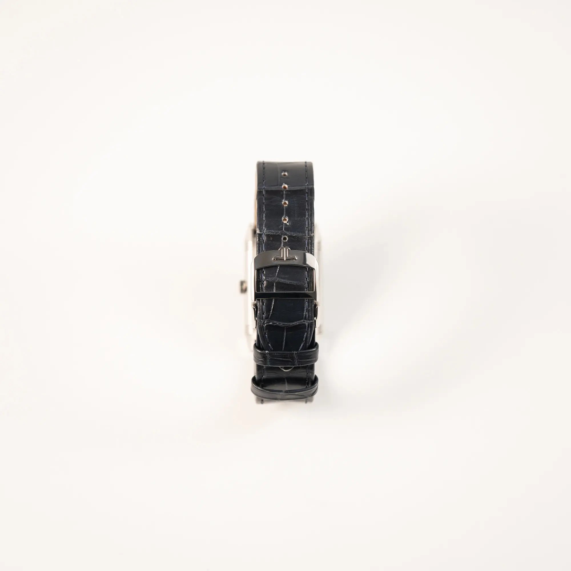 Blick auf die JLC Schliesse der Jaeger-LeCoultre Reverso Tribute Duoface Q3908420 mit dunkelblauem Day&Night-Zifferblatt an einem dunkelblauen Lederband