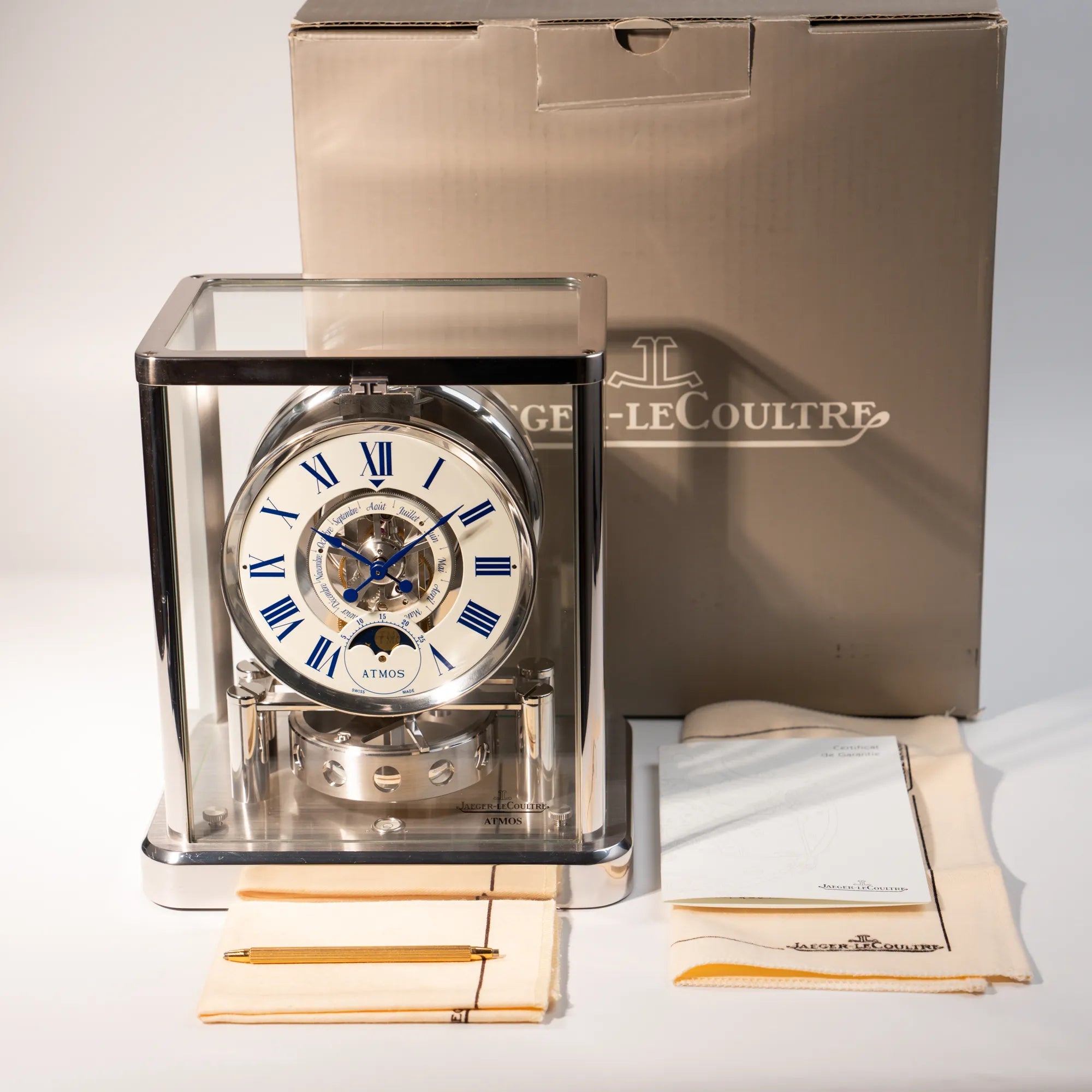 Jaeger-LeCoultre Atmos Mondphase Tischuhr in rhodiniertem Stahl mit weißem Zifferblatt und blauen römischen Indizes zusammen mit dem Lieferumfang bestehend aus Box & Papieren