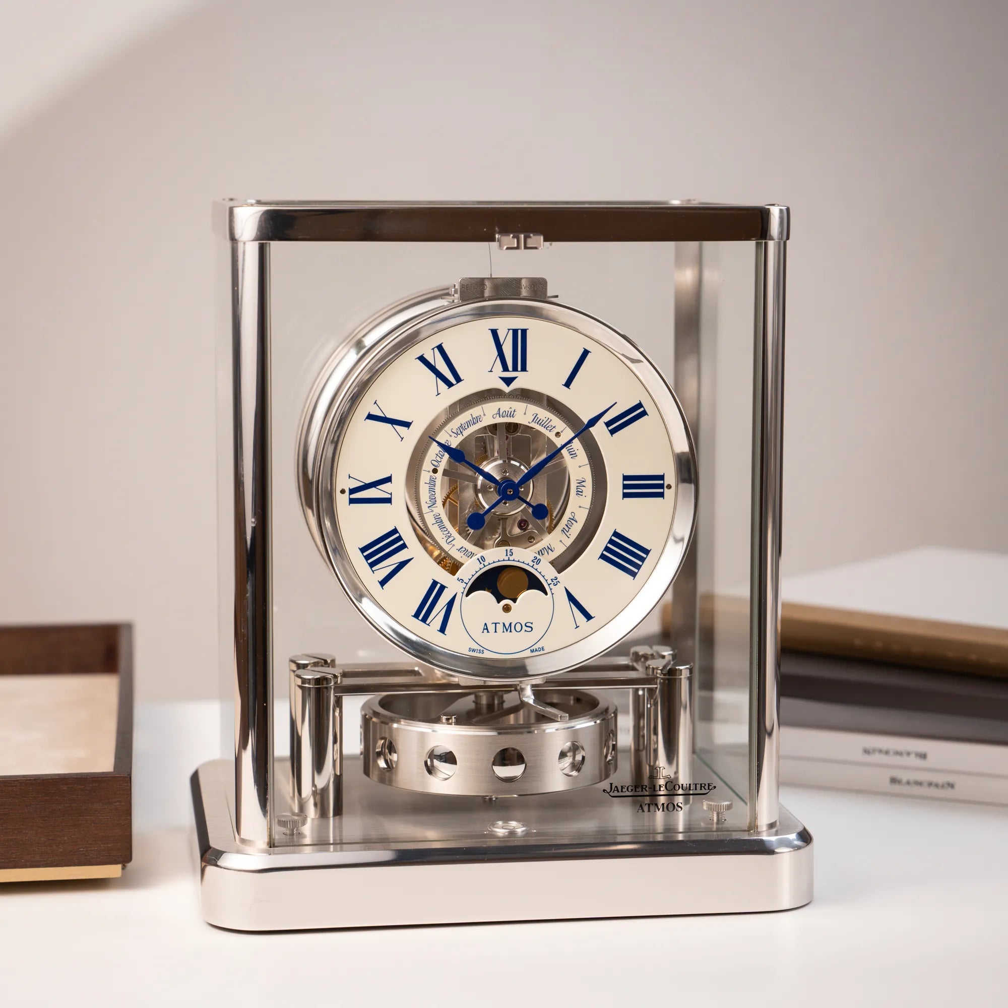 Jaeger-LeCoultre Atmos Mondphase Tischuhr in rhodiniertem Stahl mit weißem Zifferblatt und blauen römischen Indizes