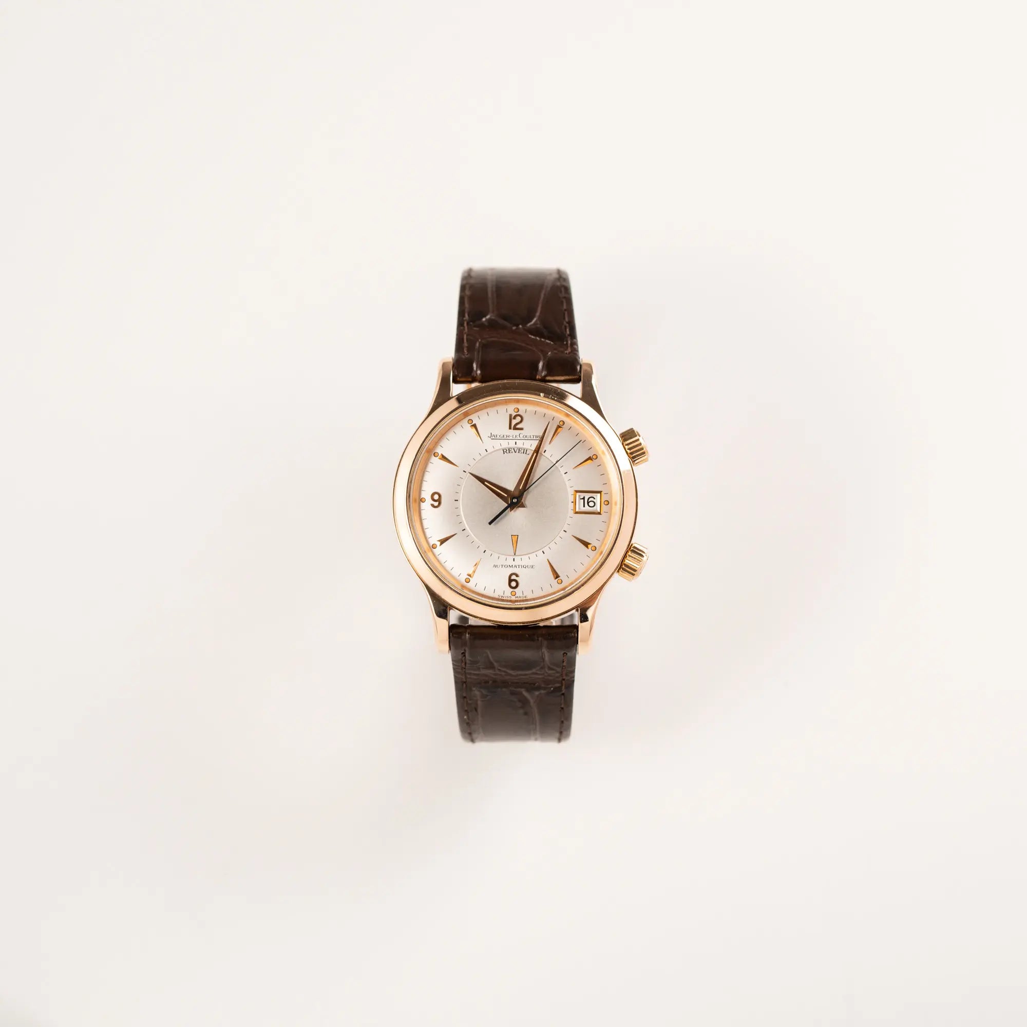 Frontale Ansicht der Jaeger-LeCoultre Master Memovox 141.2.97 Armbanduhr in Rosegold mit braunem Lederband