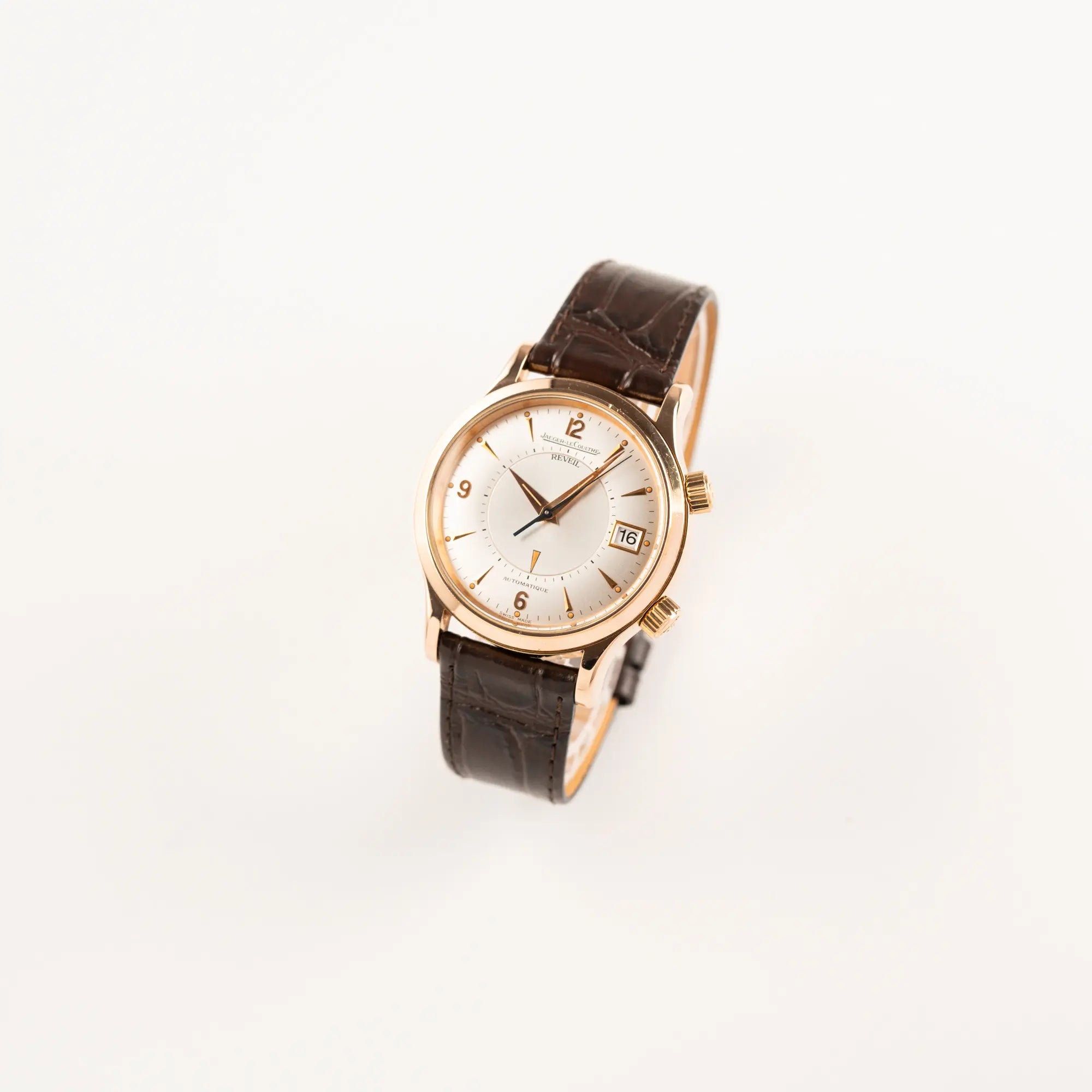 Leicht schräge Ansicht der Jaeger-LeCoultre Master Memovox 141.2.97 Armbanduhr in Rosegold mit braunem Lederband