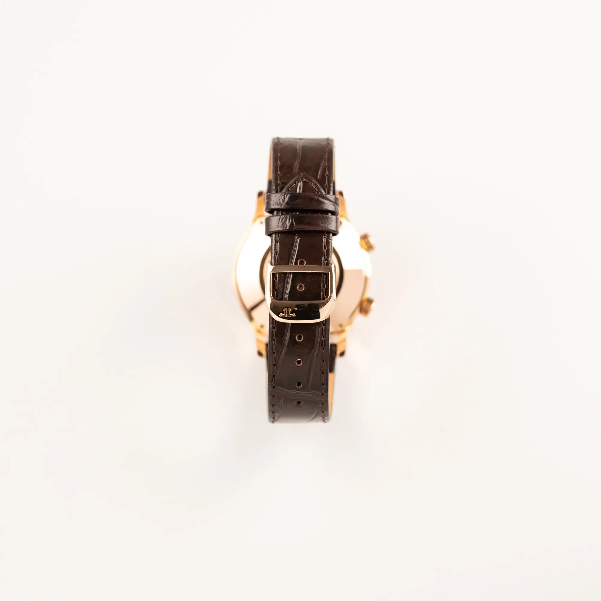 Blick auf die Rückseite der Jaeger-LeCoultre Master Memovox 141.2.97 Armbanduhr in Rosegold mit Blick auf das braune Lederband mit originaler JLC Schliesse