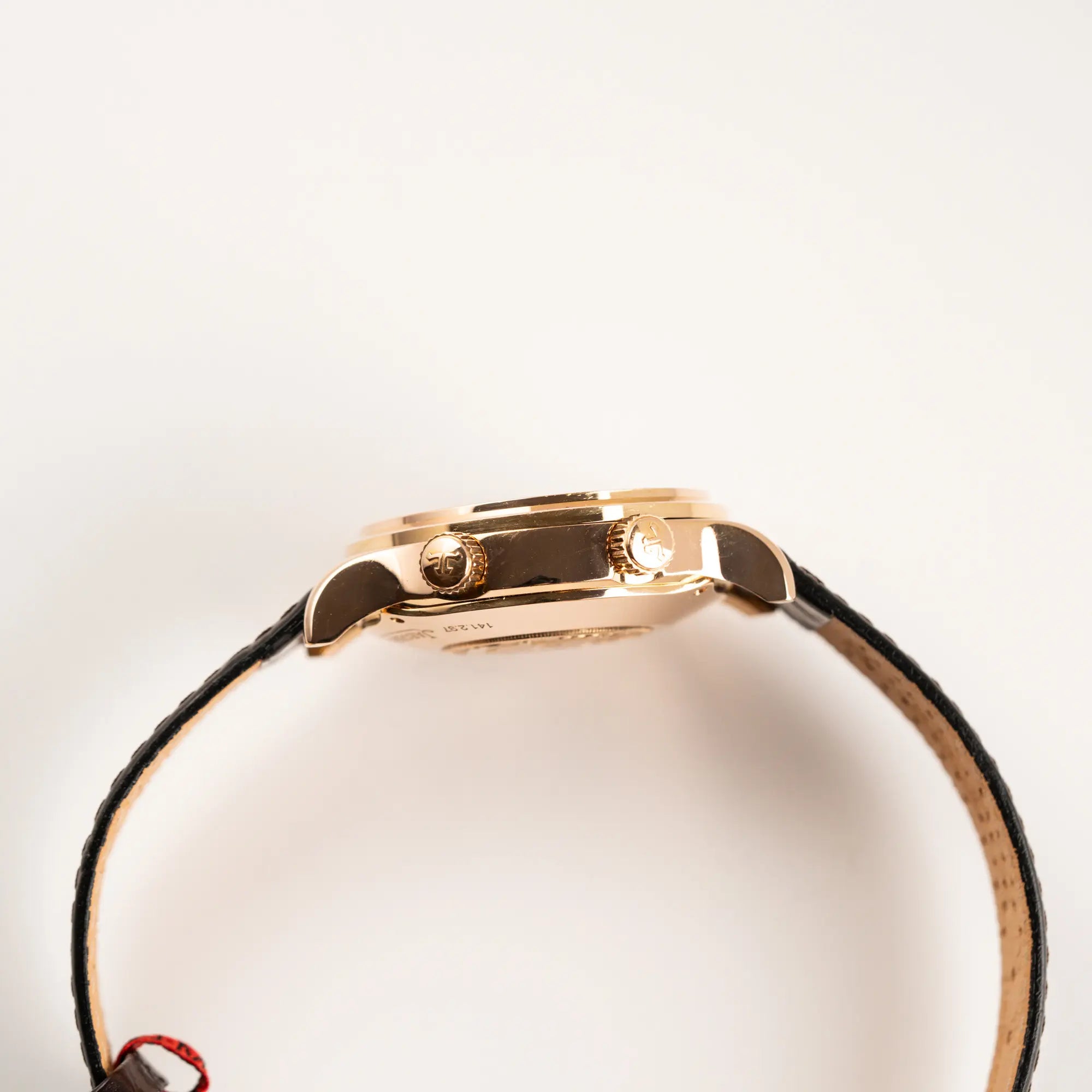 Seitliches Gehäuse der Jaeger-LeCoultre Master Memovox 141.2.97 Armbanduhr in Rosegold mit braunem Lederband und Blick auf die designierten Aufzugskronen