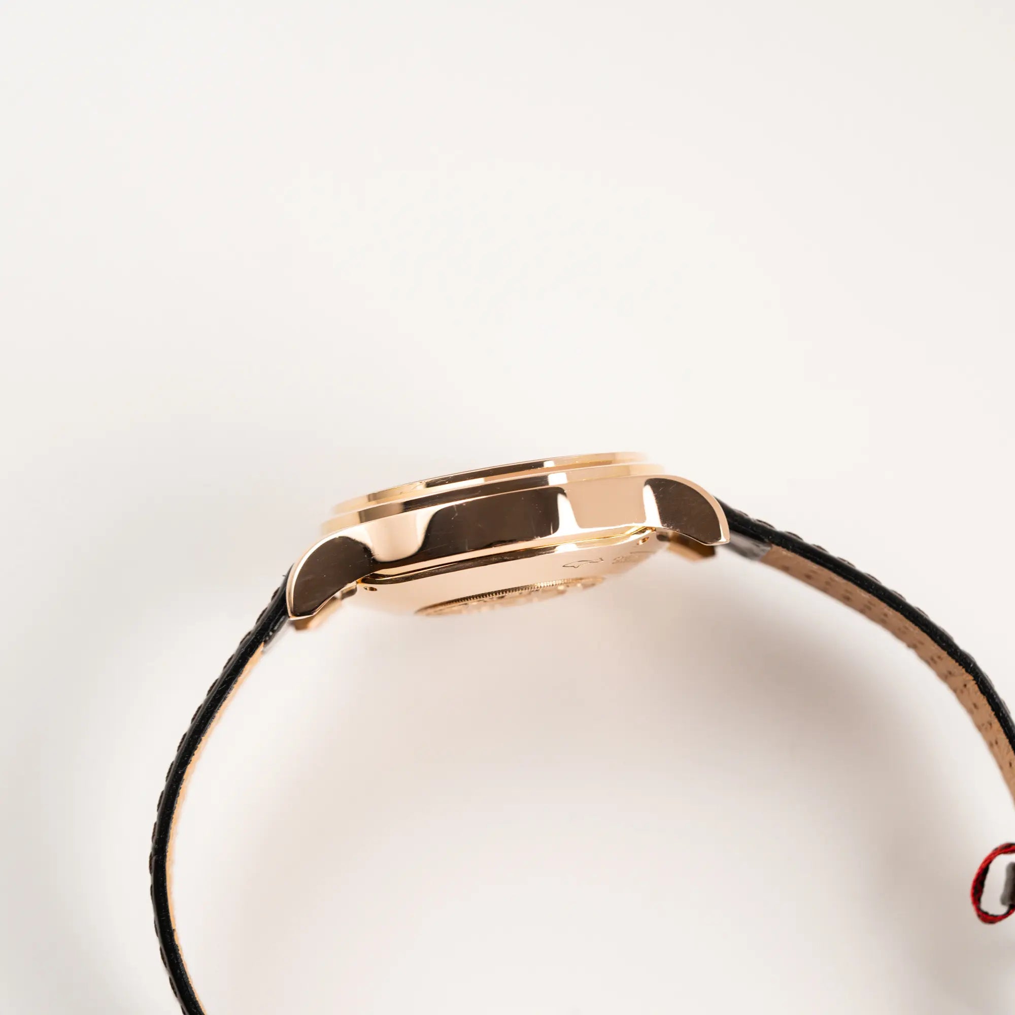 Seitliches Gehäuse der Jaeger-LeCoultre Master Memovox 141.2.97 Armbanduhr in Rosegold mit braunem Lederband