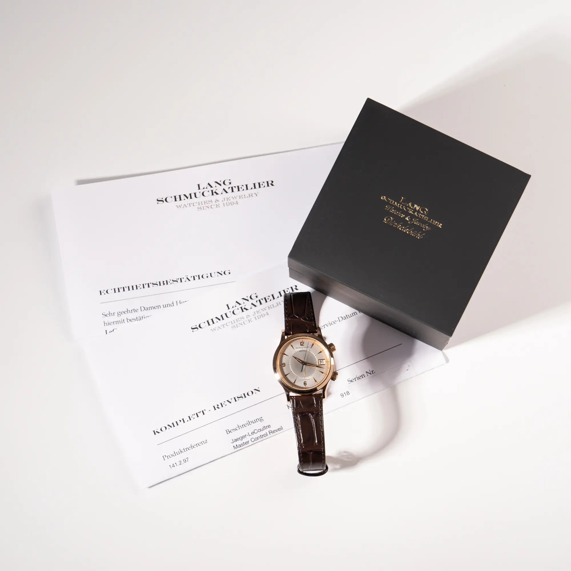 Jaeger-LeCoultre Master Memovox 141.2.97 Armbanduhr in Rosegold mit braunem Lederband zusammen mit dem Lieferumfang bestehend aus neutraler Box, Echtheitsbestätigung und Revisions-Beleg