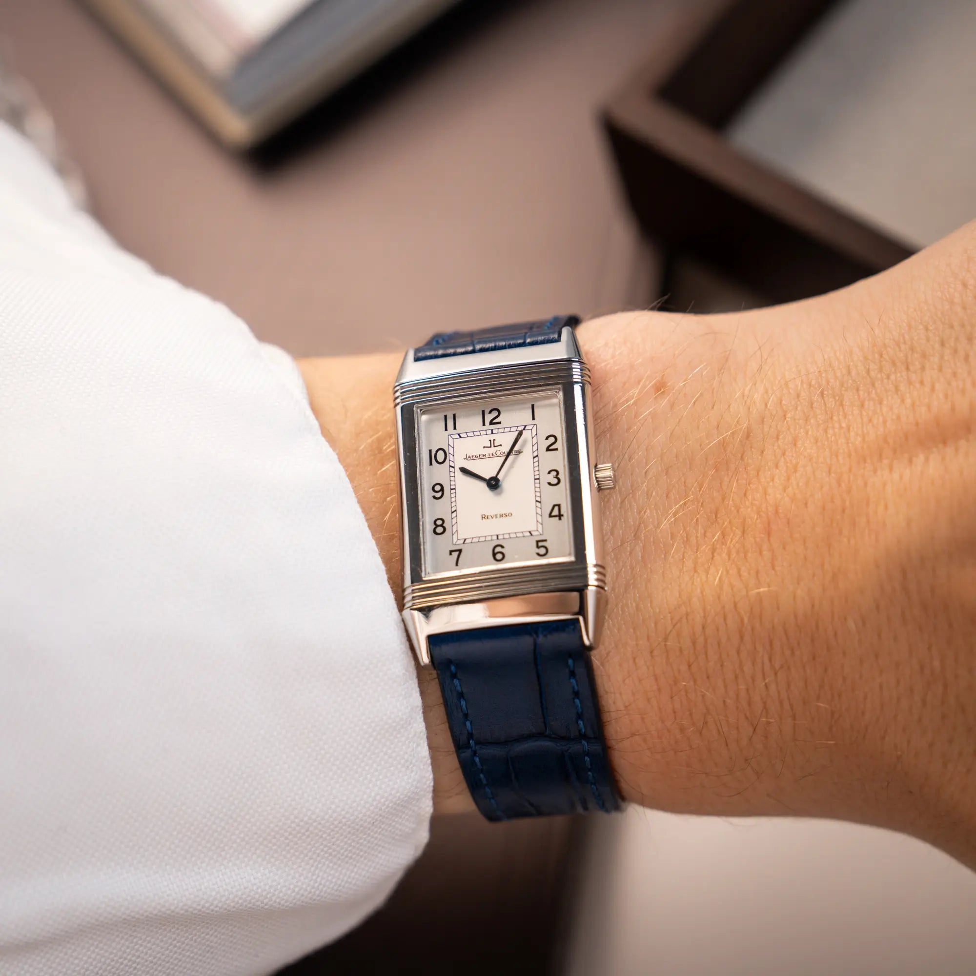 Wristshot mit der Jaeger-LeCoultre Reverso Classique Medium 250.8.86 in Edelstahl an einem dunkelblauem Lederband an einem Männerhandgelenk