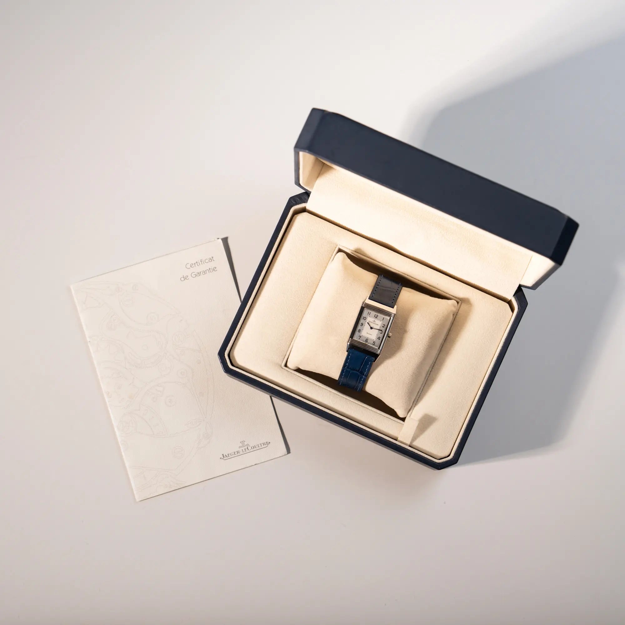Jaeger-LeCoultre Reverso Classique Medium 250.8.86 in Edelstahl an einem dunkelblauem Lederband zusammen mit dem Lieferumfang, bestehend aus Box, Papieren und der Uhr selbst