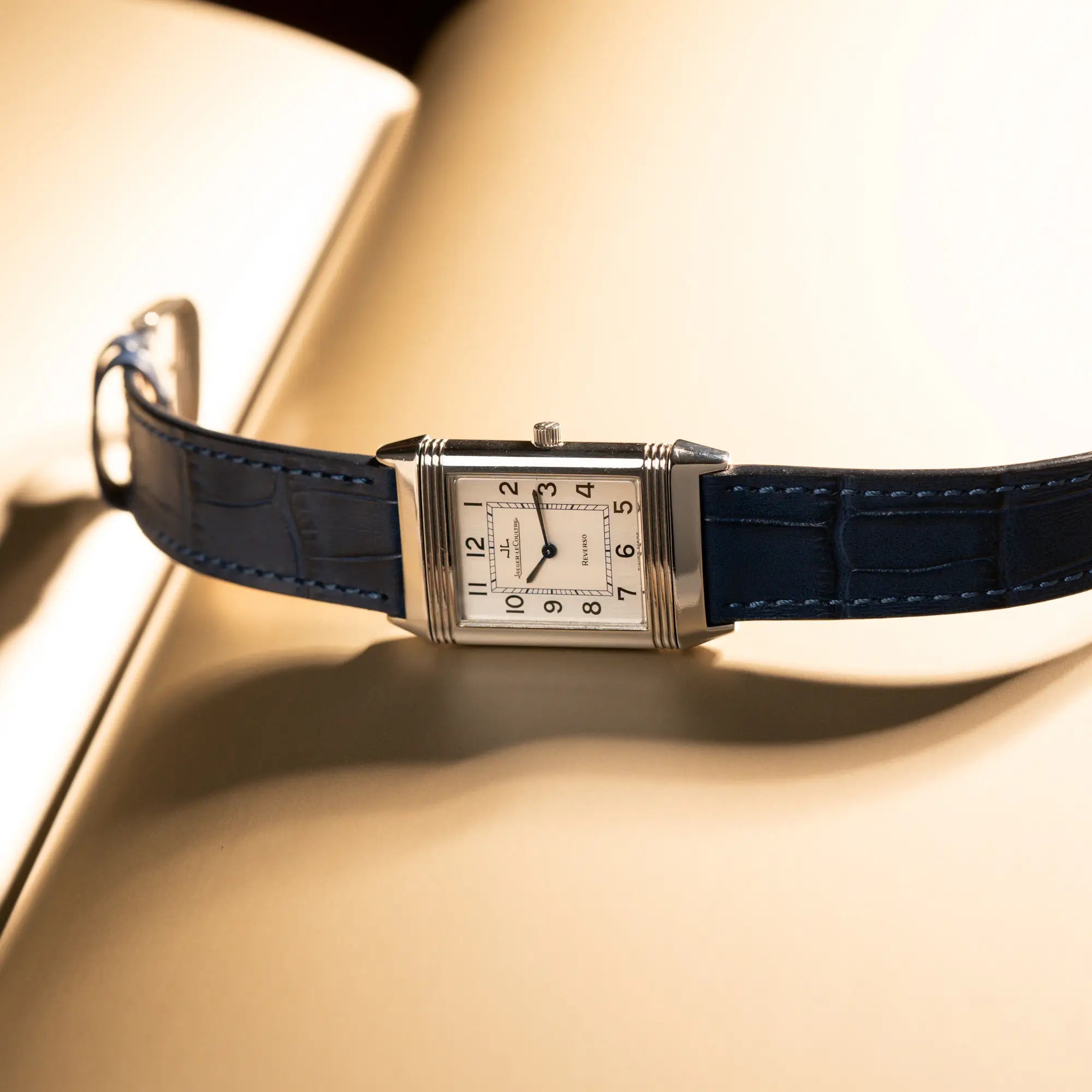 Produktfotografie der Jaeger-LeCoultre Reverso Classique Medium 250.8.86 in Edelstahl an einem dunkelblauem Lederband