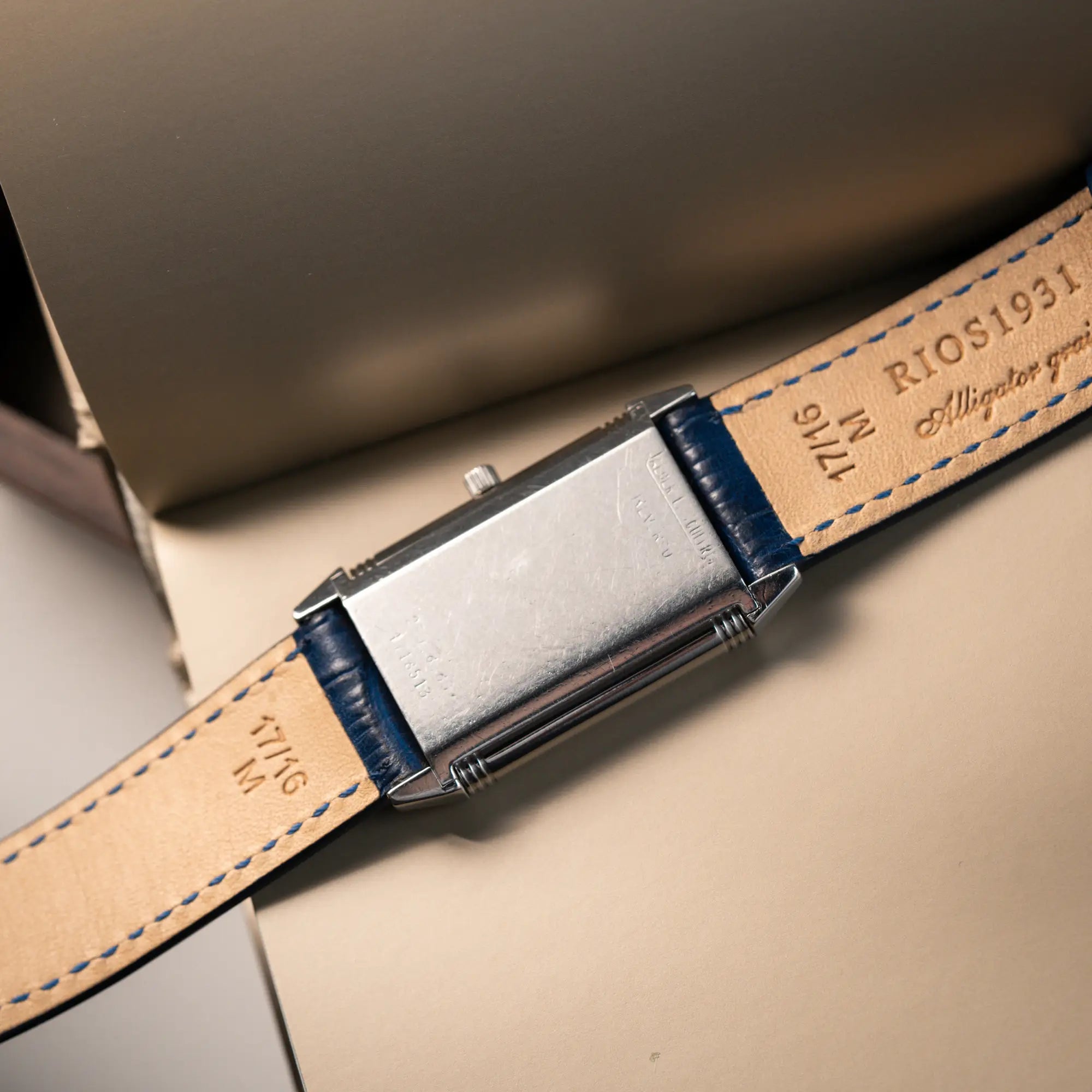 Gehäseboden der Jaeger-LeCoultre Reverso Classique Medium 250.8.86 in Edelstahl an einem dunkelblauem Lederband
