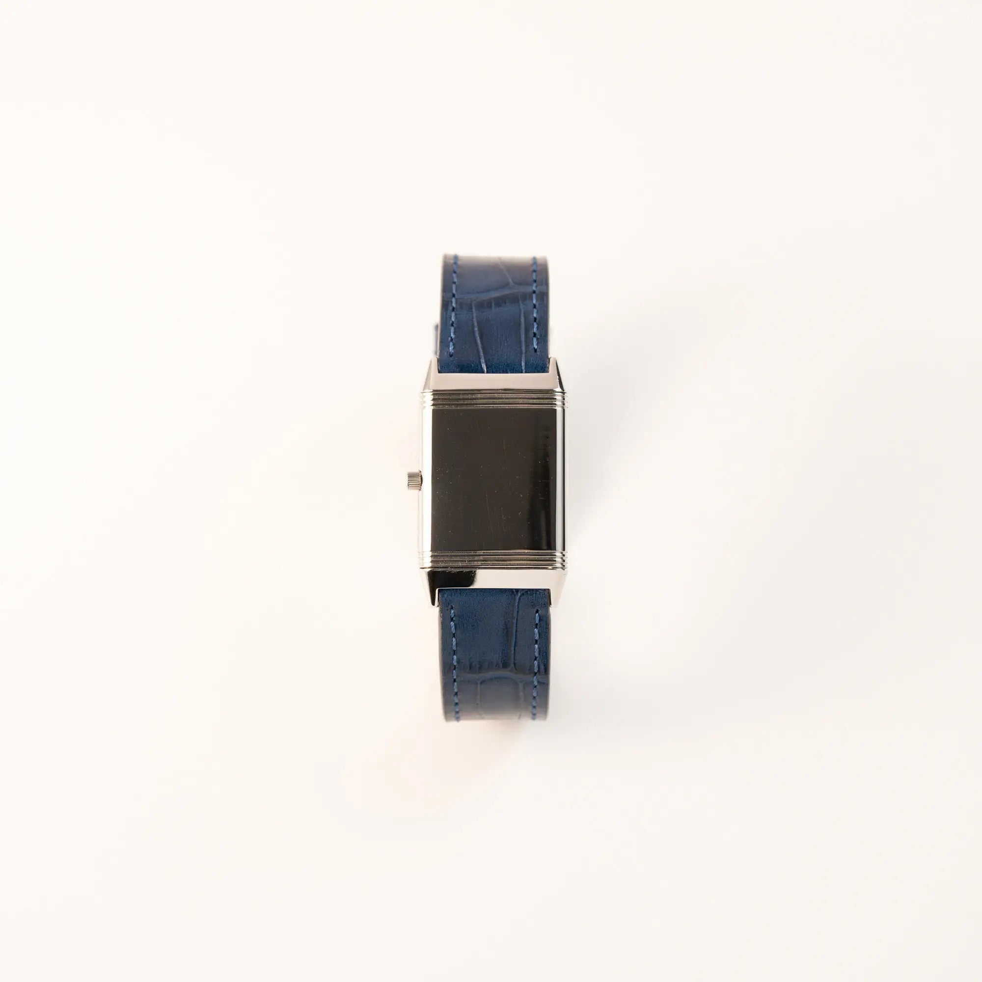 Frontaler Blick auf die umgeklpatte Jaeger-LeCoultre Reverso Classique Medium 250.8.86 in Edelstahl an einem dunkelblauem Lederband