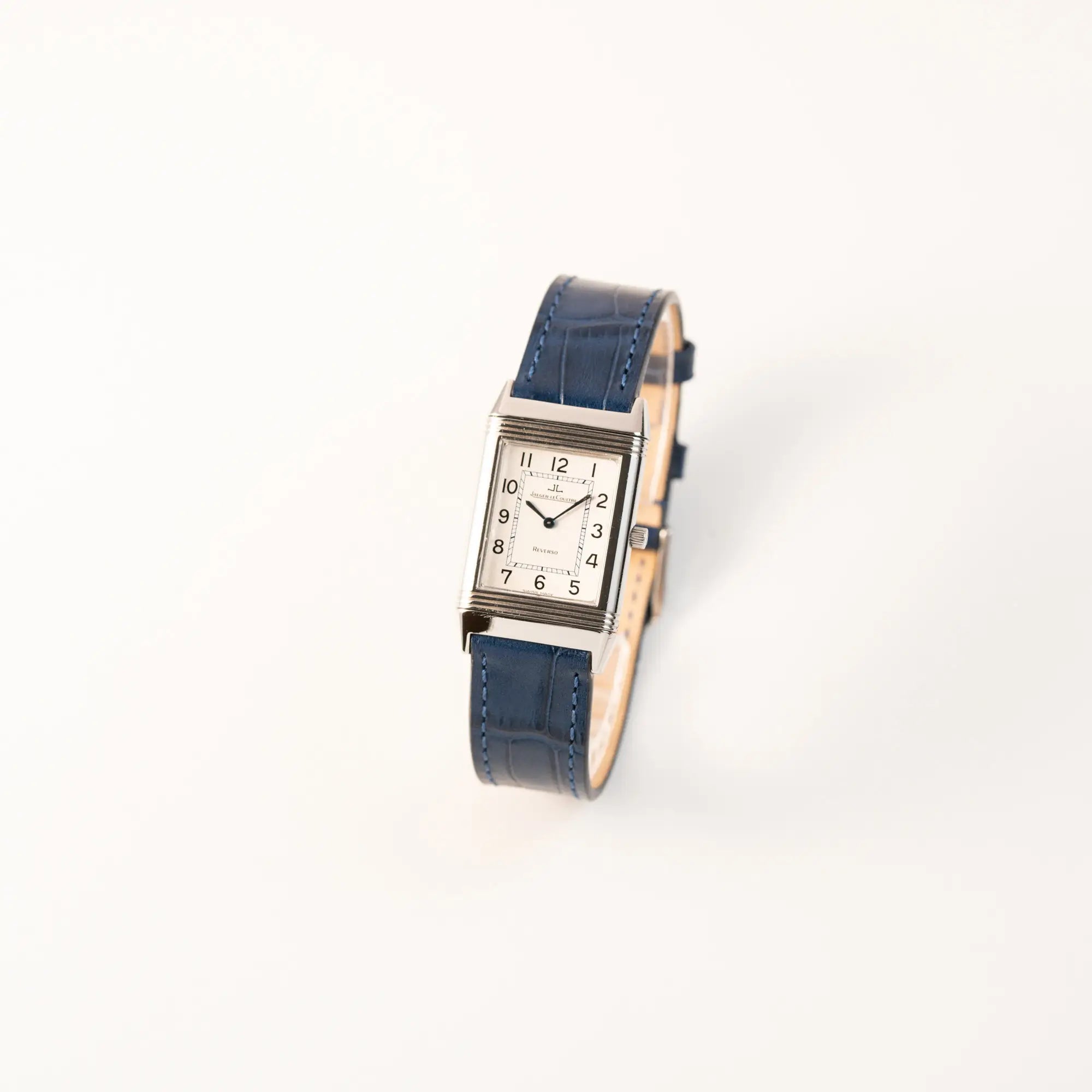 Leicht schräge Ansicht der Jaeger-LeCoultre Reverso Classique Medium 250.8.86 in Edelstahl an einem dunkelblauem Lederband