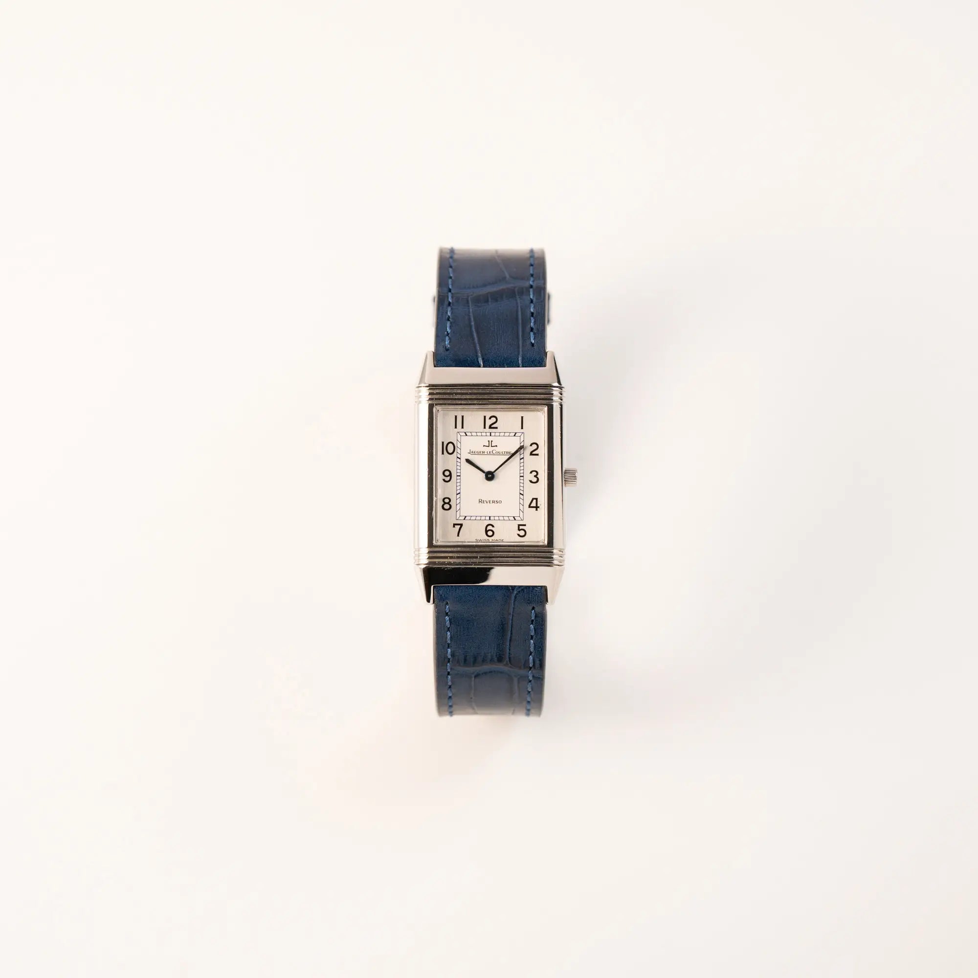 Frontale Ansicht der Jaeger-LeCoultre Reverso Classique Medium 250.8.86 in Edelstahl an einem dunkelblauem Lederband