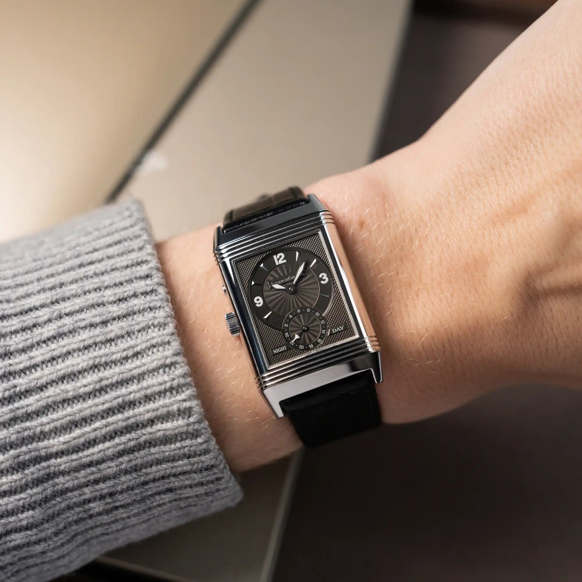 Wristshot mit der Jaeger LeCoultre Reverso Duoface 270.8.54 in Stahl mit Blick auf das dunkle "night"-Zifferblatt