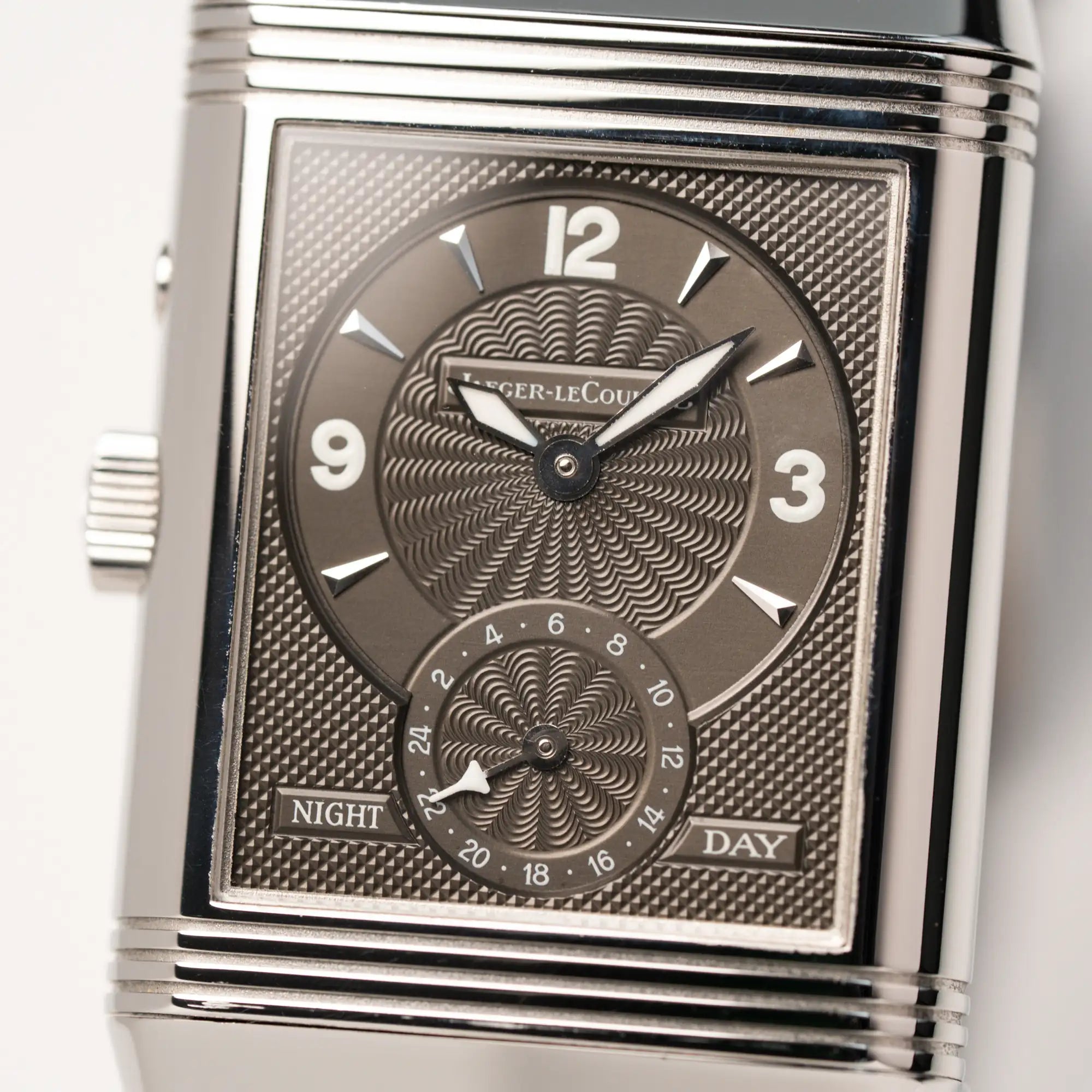 Detailaufnahme des schwarzen/ anthraziten Zifferblatts der Jaeger LeCoultre Reverso Duoface 270.8.54 in Stahl