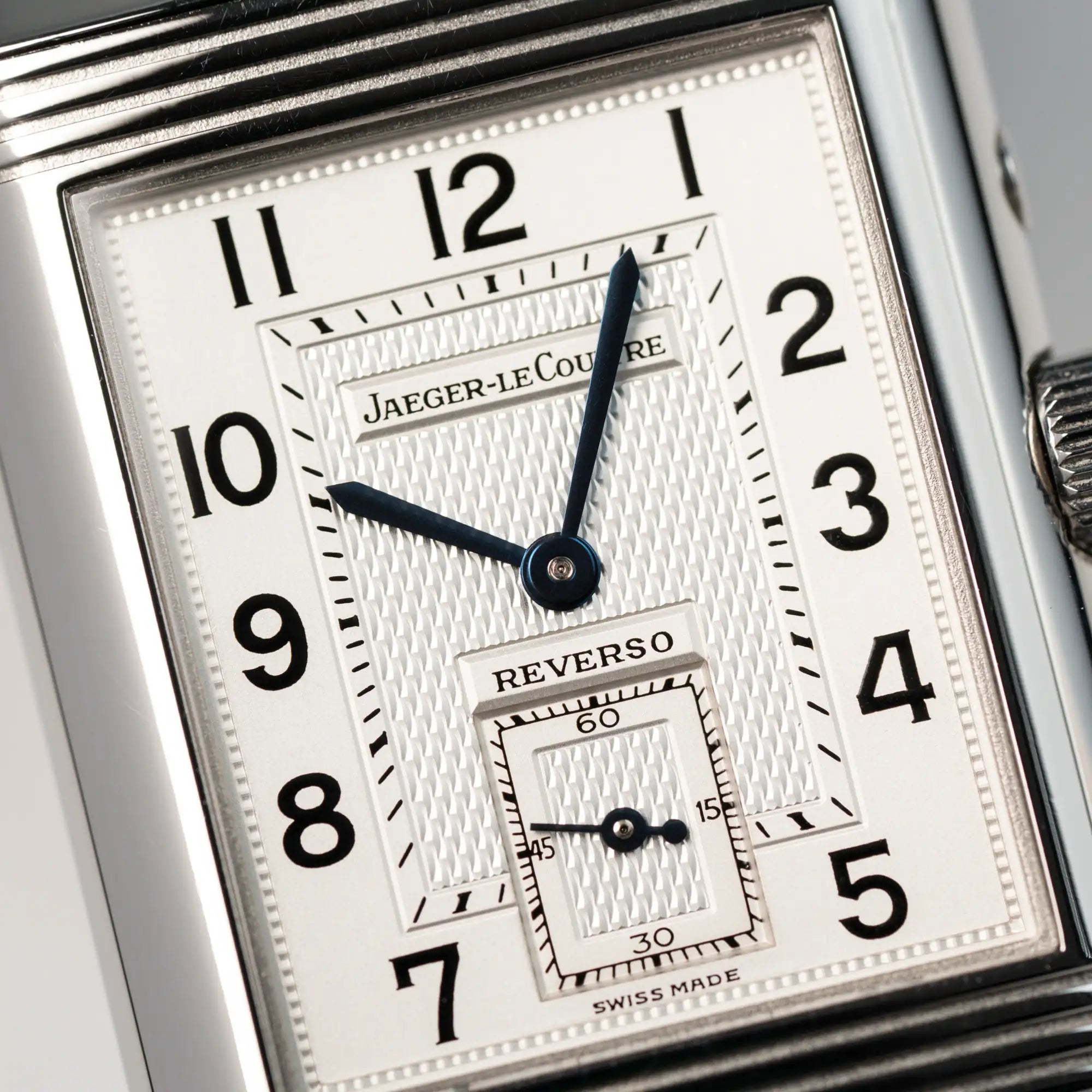 Detailaufnahme des weißen/ silbernen Zifferblatts der Jaeger LeCoultre Reverso Duoface 270.8.54 in Stahl