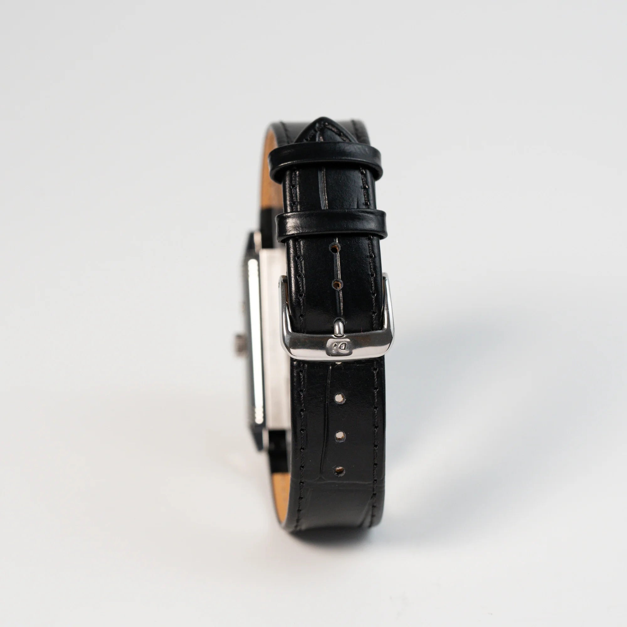 Produktfotografie des schwarzen Lederbands mit Dornschliesse der Jaeger LeCoultre Reverso Duoface 270.8.54 in Stahl