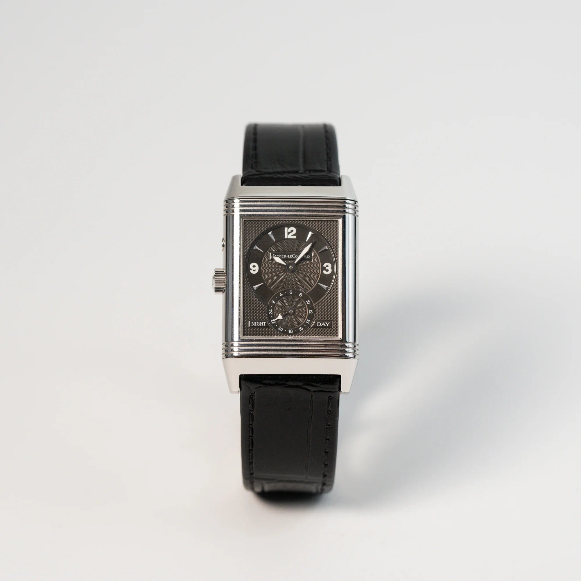 Frontale Ansicht der Jaeger LeCoultre Reverso Duoface 270.8.54 in Stahl mit Blick auf das schwarze Zifferblatt