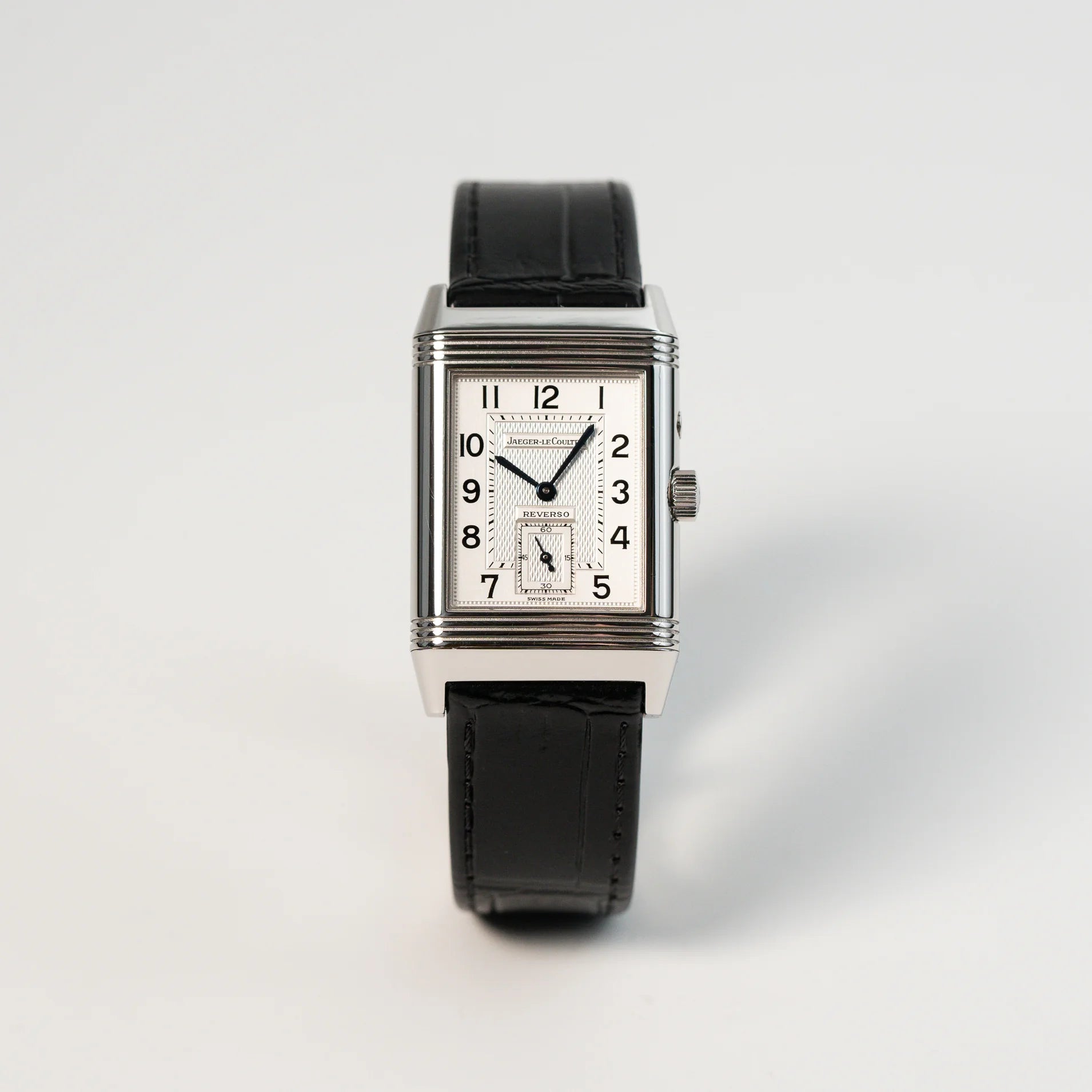 Frontale Ansicht der Jaeger LeCoultre Reverso Duoface 270.8.54 in Stahl mit Blick auf das weiße Zifferblatt