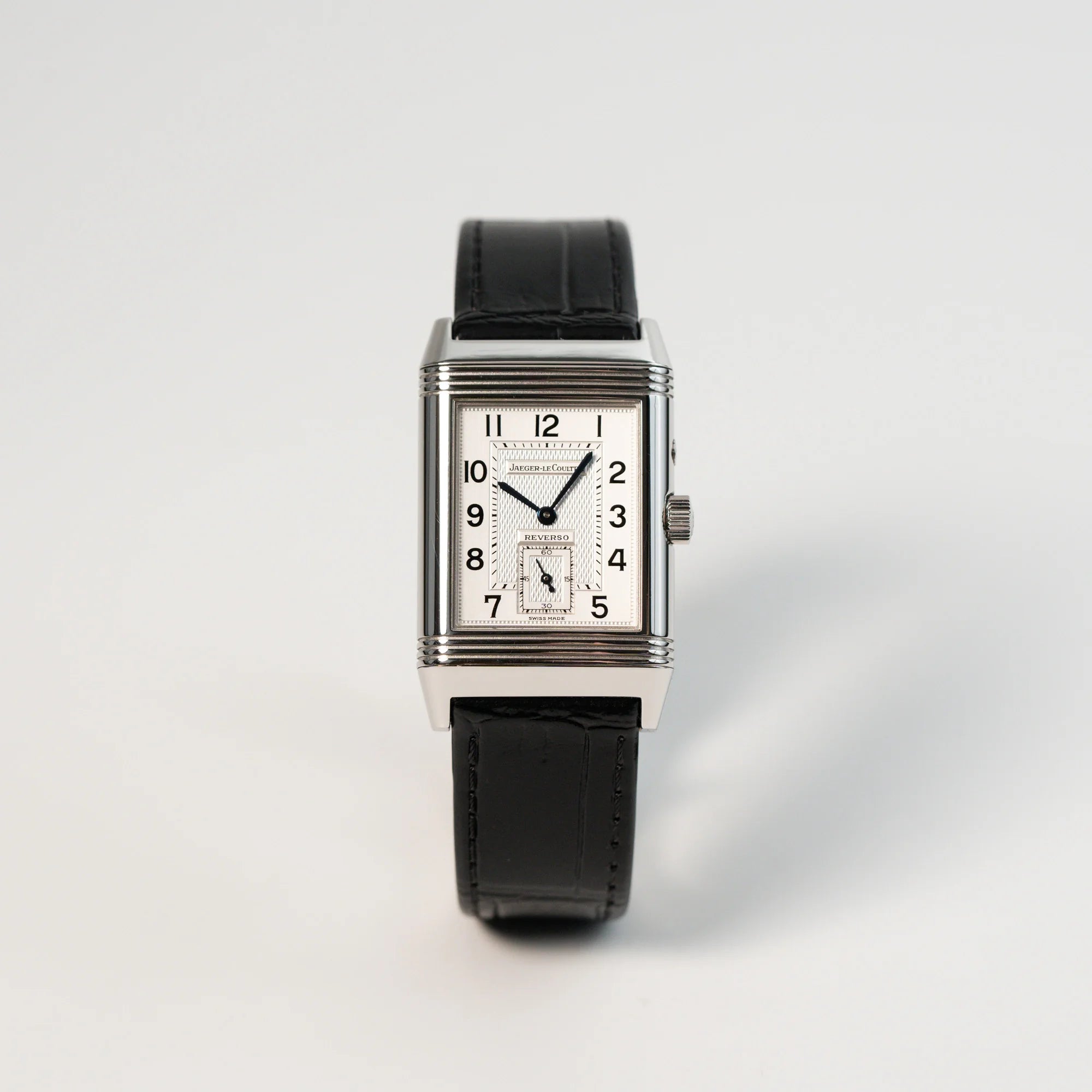 Frontale Ansicht der Jaeger LeCoultre Reverso Duoface 270.8.54 in Stahl mit Blick auf das weiße "Day"-Zifferblatt