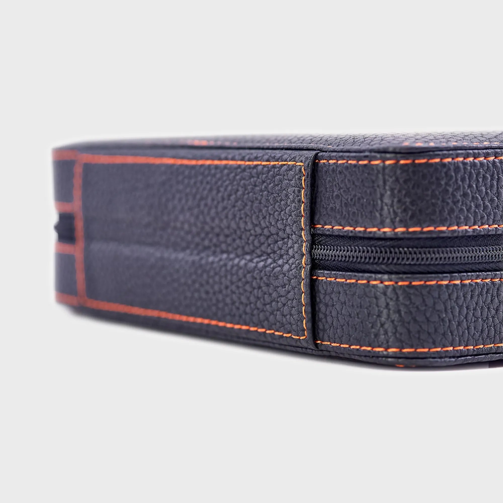 Detailaufnahme der Rückseite, und deren guter Verarbeitung, des schwarzen Uhrenetuis von Leanschi mit orangen Ziernähten