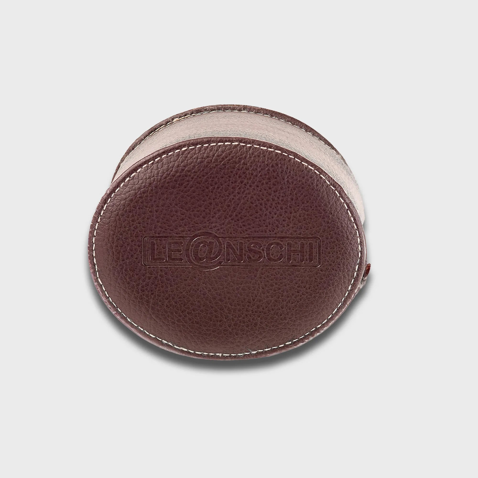 Seitliche Ansicht des schokobraunes Uhrenetui für eine Uhr von Leanschi mit eingeprägtem Markenlogo