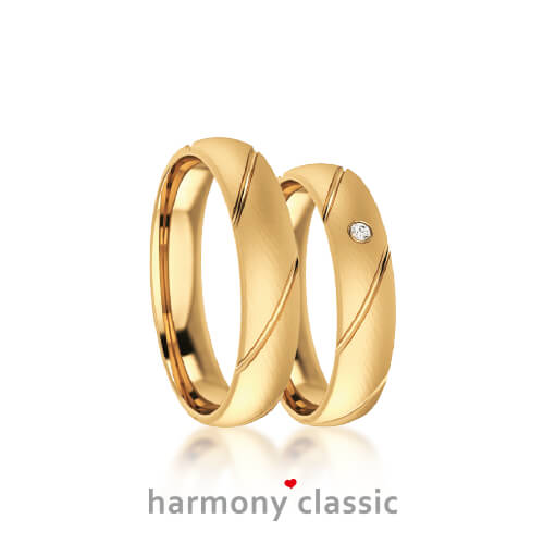 Produktfotografie des Trauringpaars Harmony Classic in Gelbgold, mit Diamant im Damenring