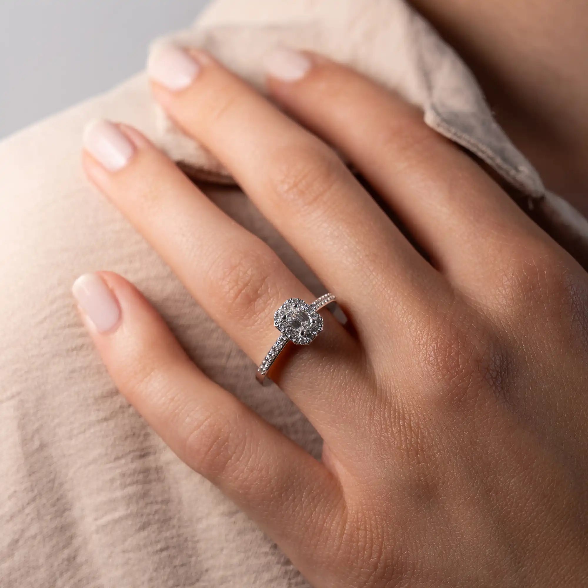 Frau trägt einen Weißgoldring mit Brilllant-Besatz vom italienischen Schmuckhersteller Lunatica Roma an Ihrem Ringfinger