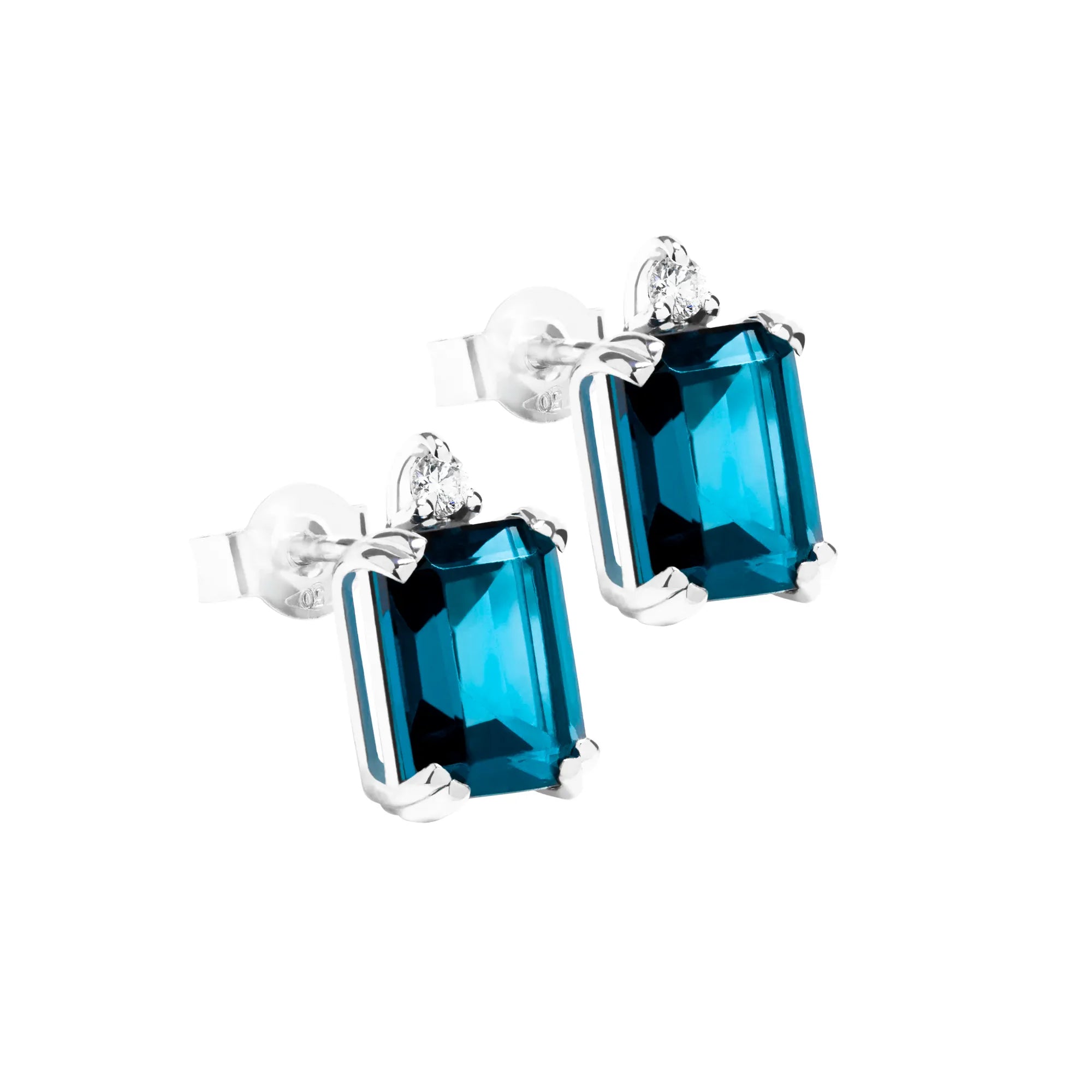 Produktfotografie von Weißgold-Ohrsteckern von Lunatica Roma, die mit einen blauen Topaz in rechteckiger Form und einem kleinen Brillanten verziert sind