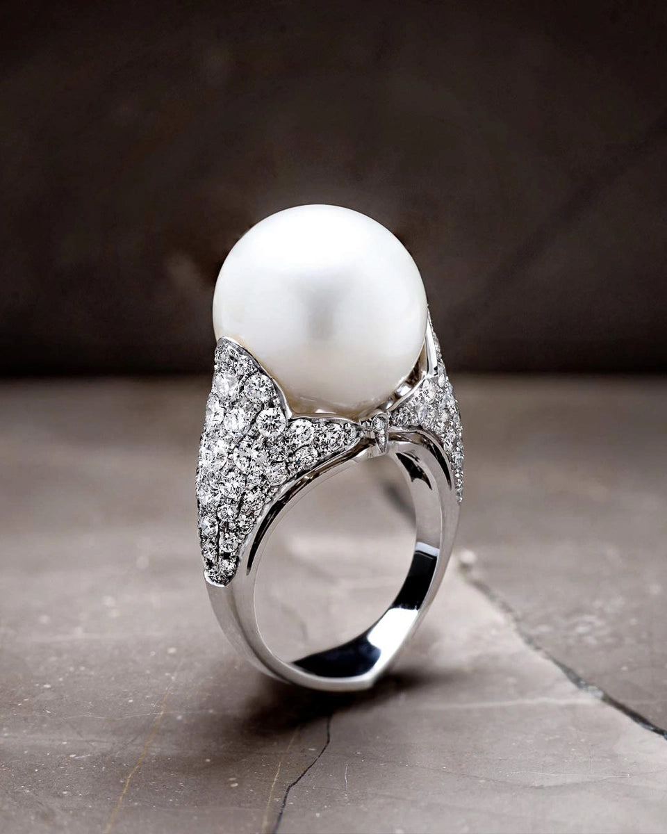 Produktfotografie des Weißgoldrings von Lunatica Roma, der eine Perle fasst
