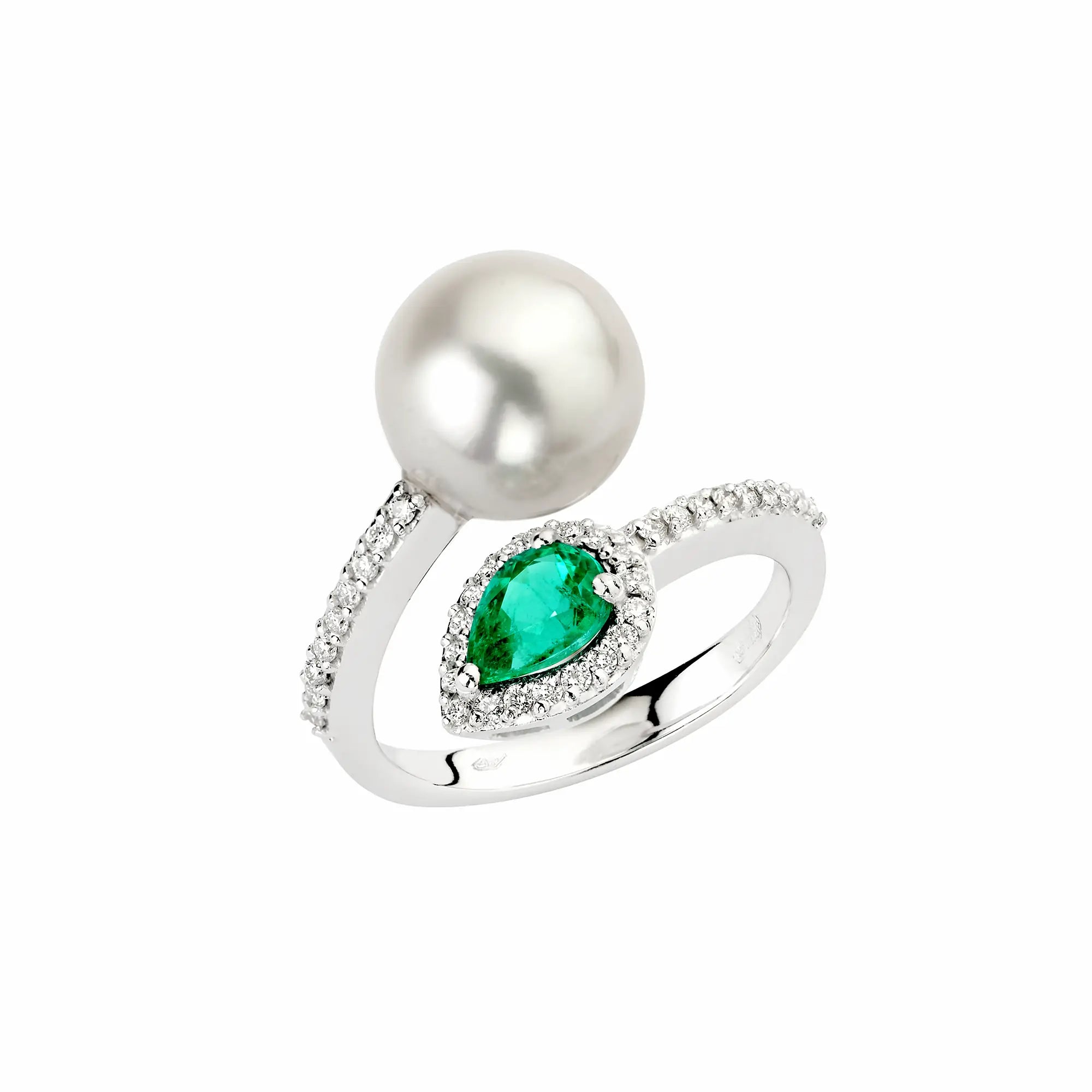 Produktfotografie des Lunatica Roma Weißgoldrings mit einer offenen Ringschiene, deren Enden jeweils mit einer Perle oder einem grünen Smaragd im Tropfen-Schliff anschließen