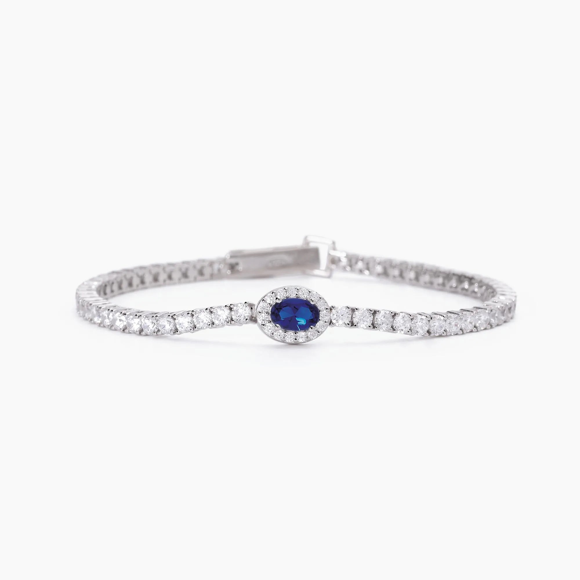Produktfotografie des silbernen Armbands von Mabina, ähnlich einem Tennis-Armband mit Zirkonia-Steinen, welches um ein zentrales Element mit ovalem blauem Schmuckstein ergänzt wurde
