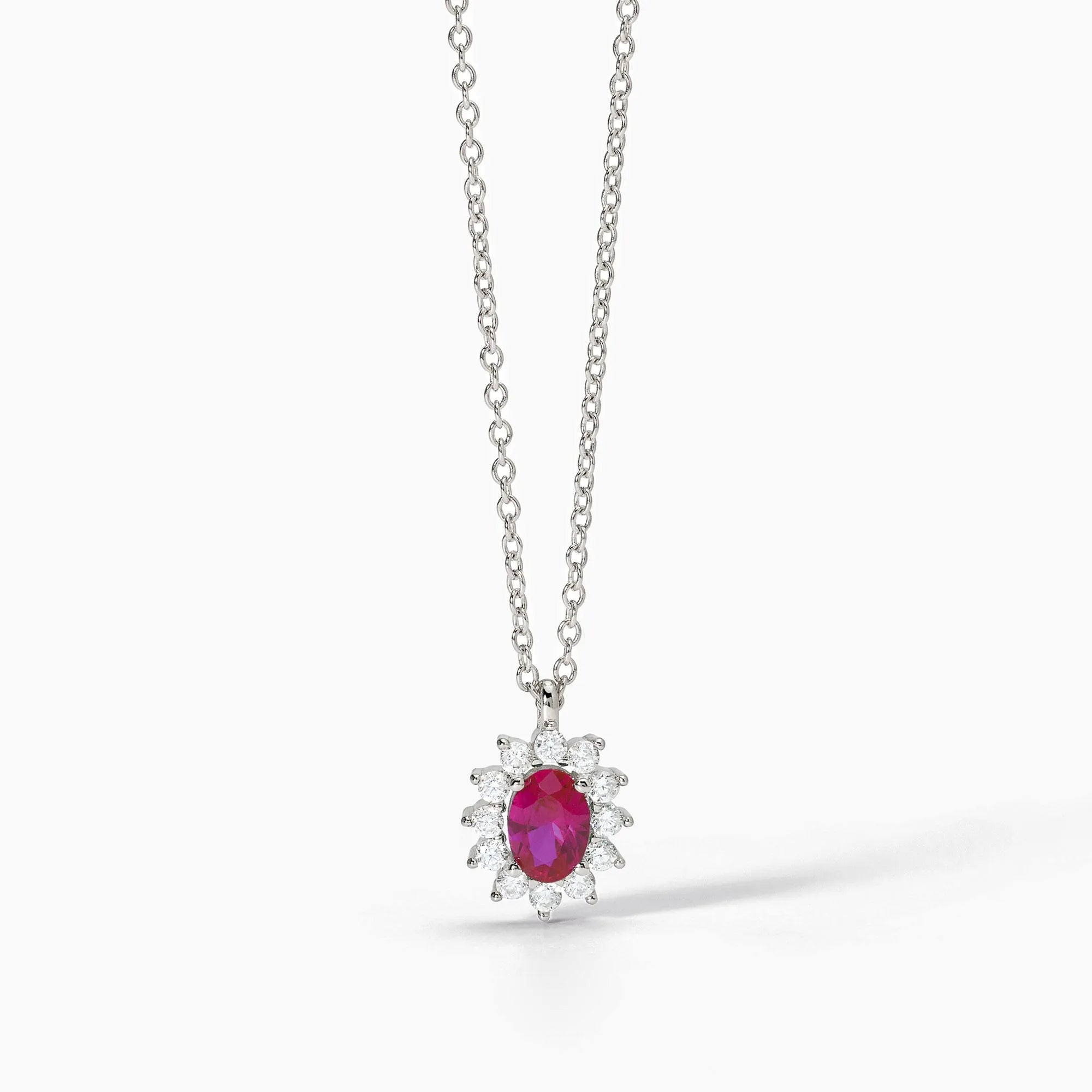 Produktfotografie des Mabina Colliers 4228_L aus Silber mit zentralen ovalen roten Schmuckstein und darum gesetzten Zirkonia-Steinen, was an eine Blüte erinnert